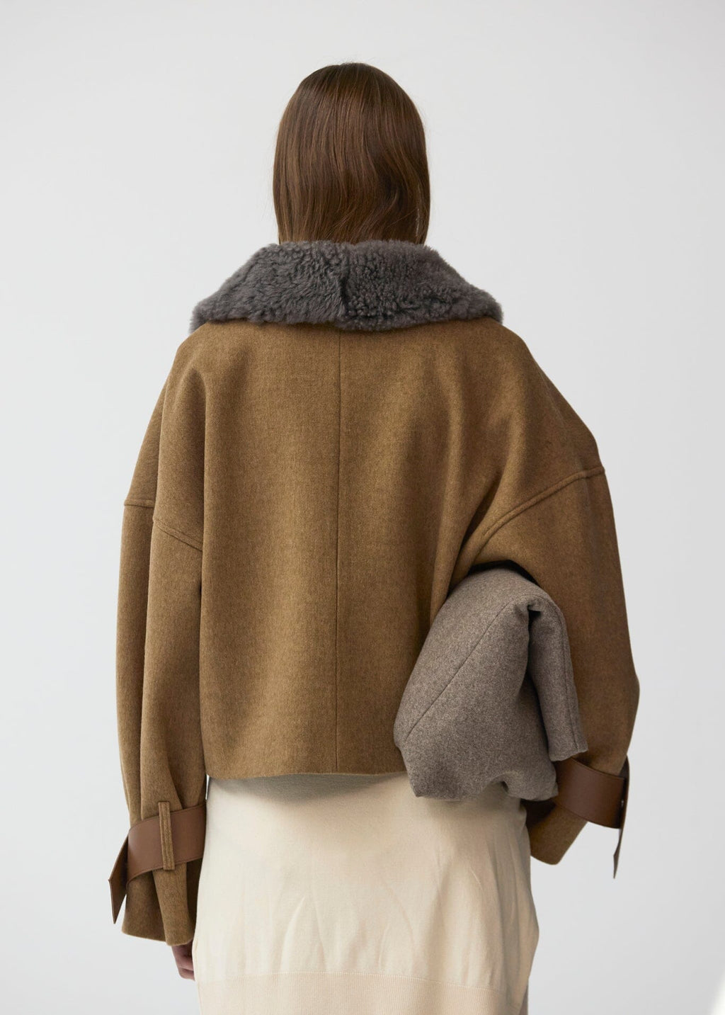 Chaqueta corta de lana y pelo beige