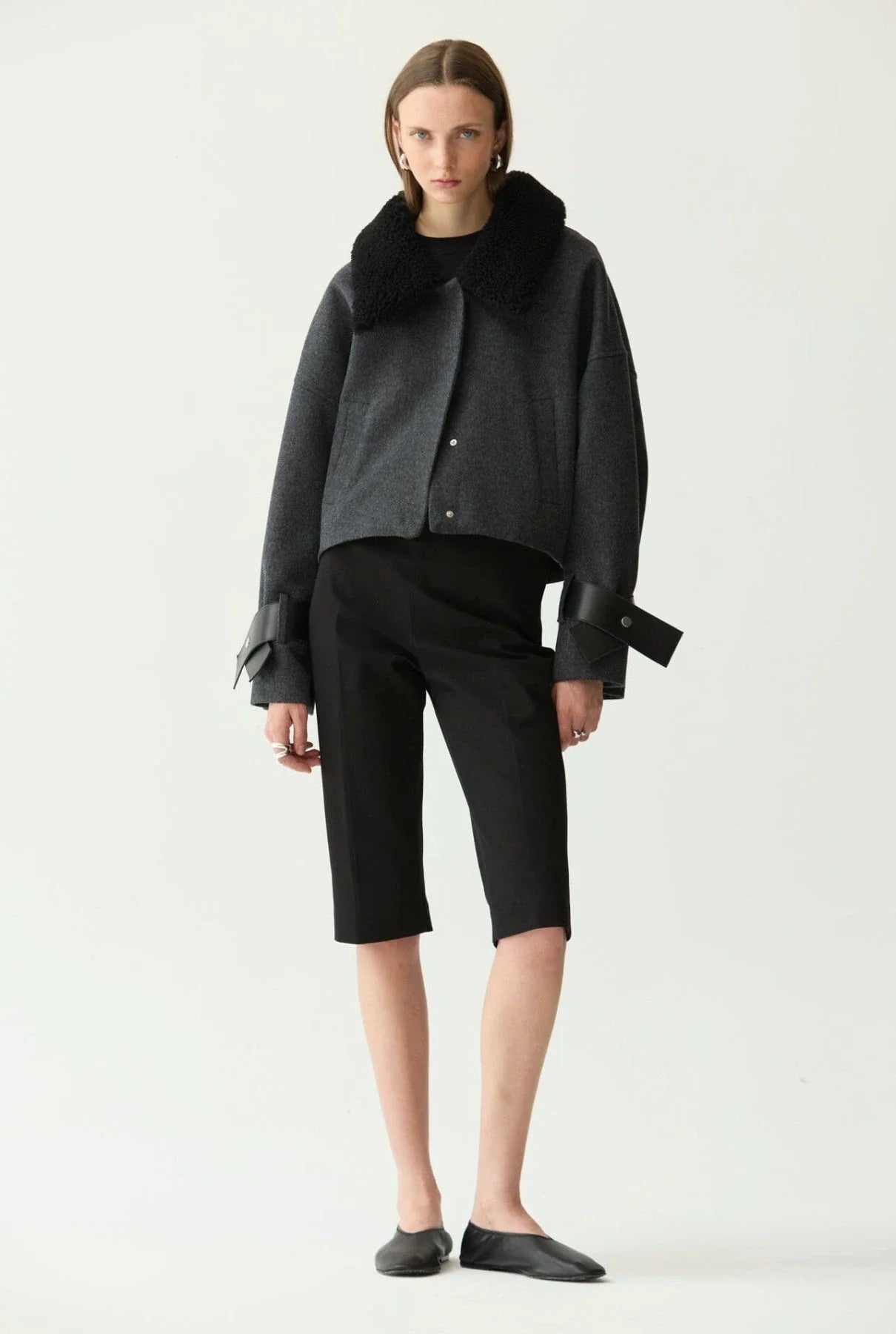 Chaqueta corta de lana y pelo gris