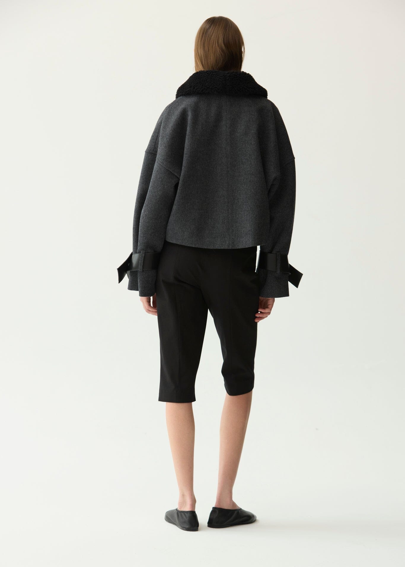 Chaqueta corta de lana y pelo gris