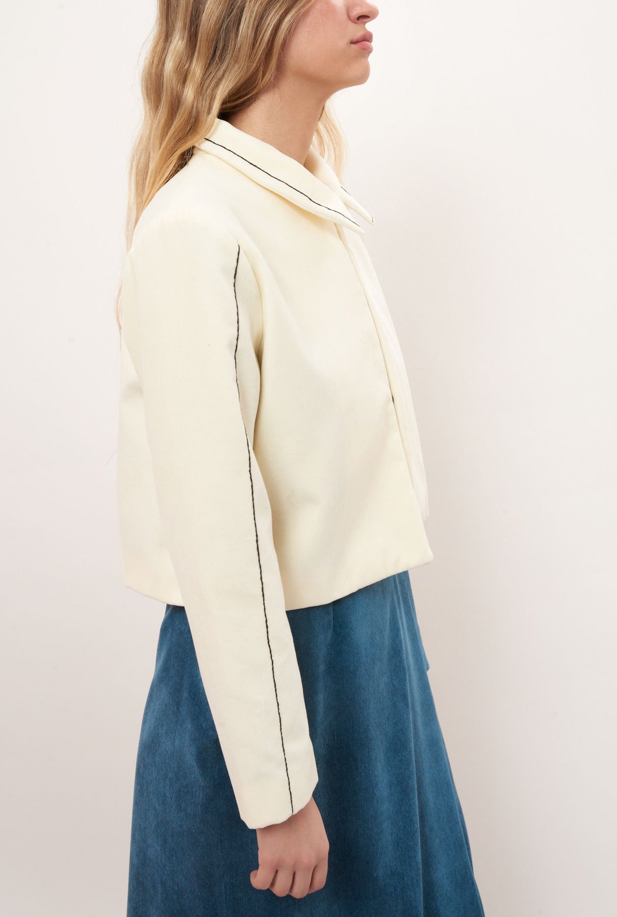 Chaqueta de terciopelo blanca bordada