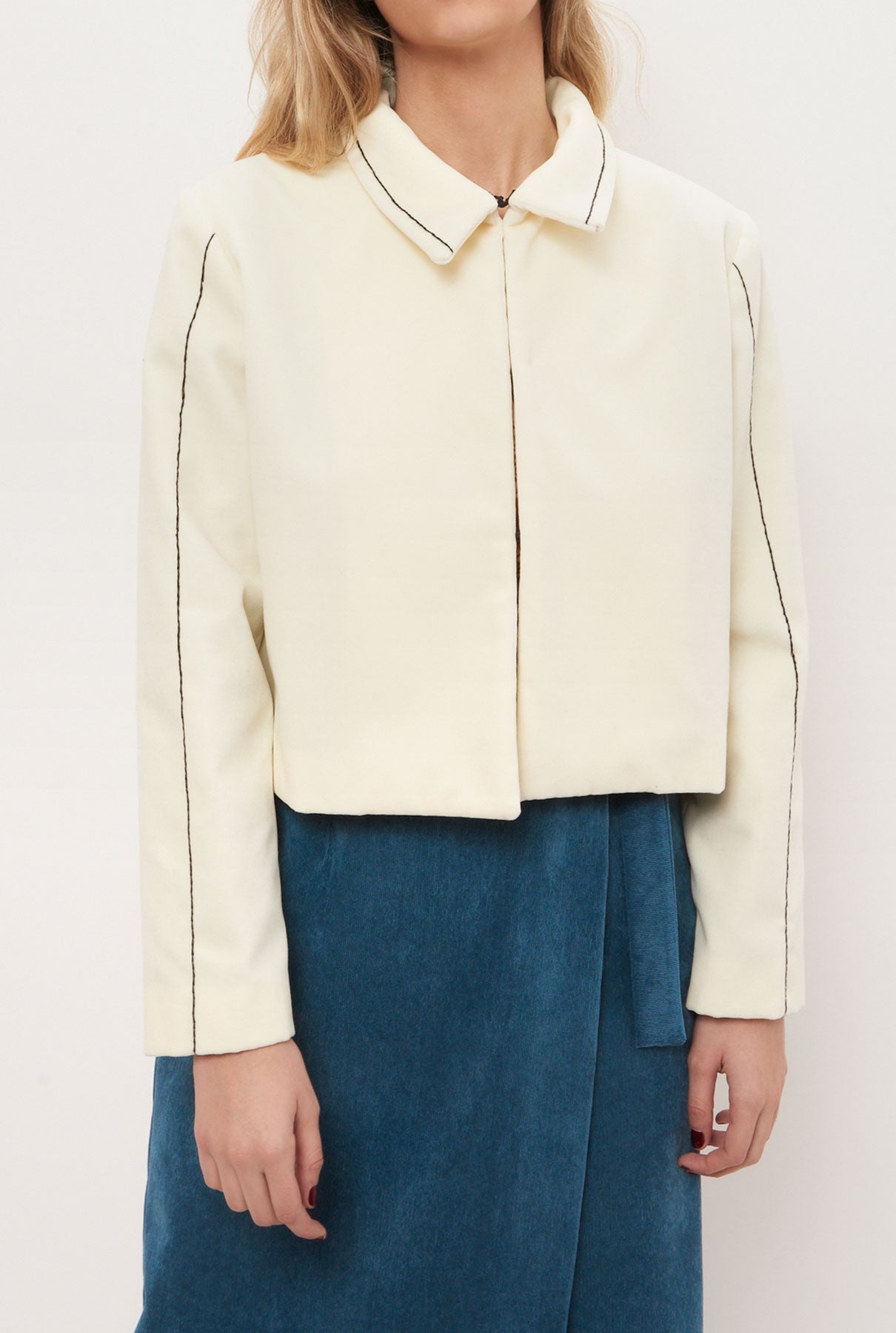 Chaqueta de terciopelo blanca bordada