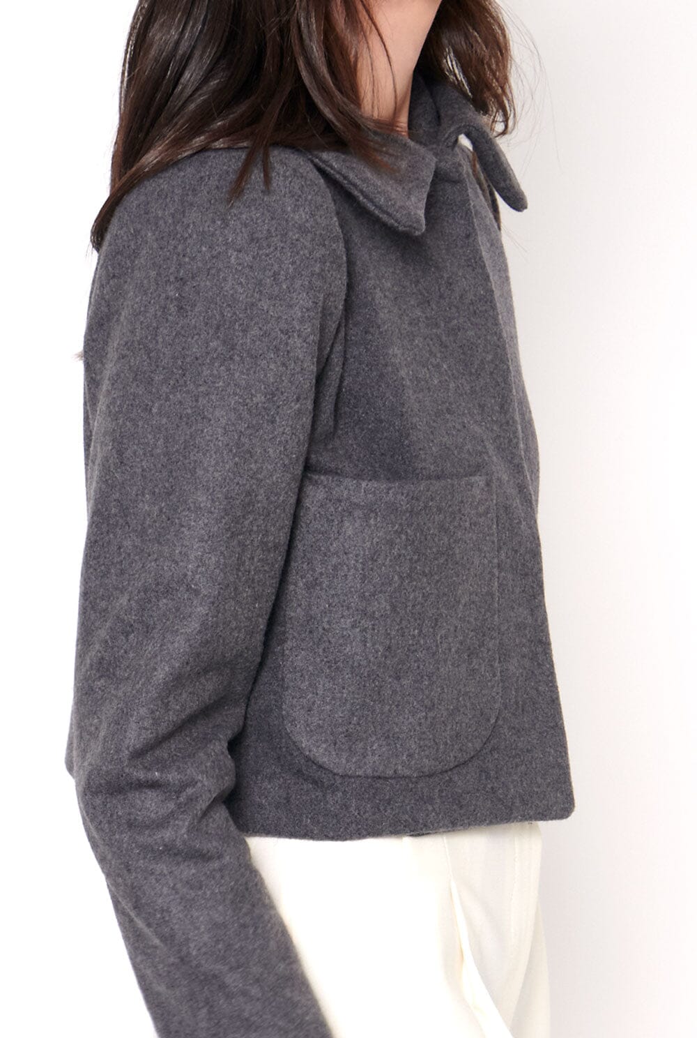 Chaqueta gris bolsillo sobrepuesto