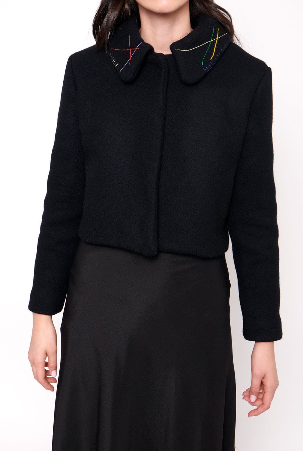 Chaqueta negra cuello bordado