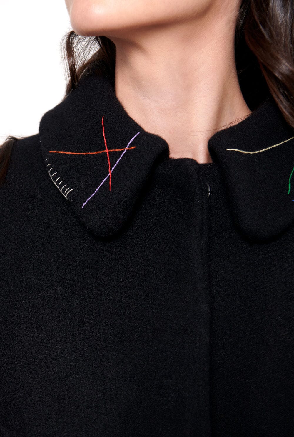 Chaqueta negra cuello bordado