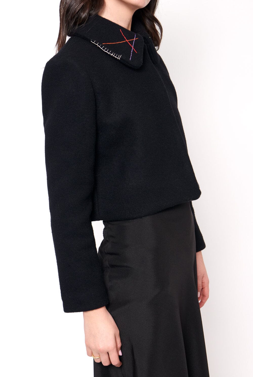 Chaqueta negra cuello bordado