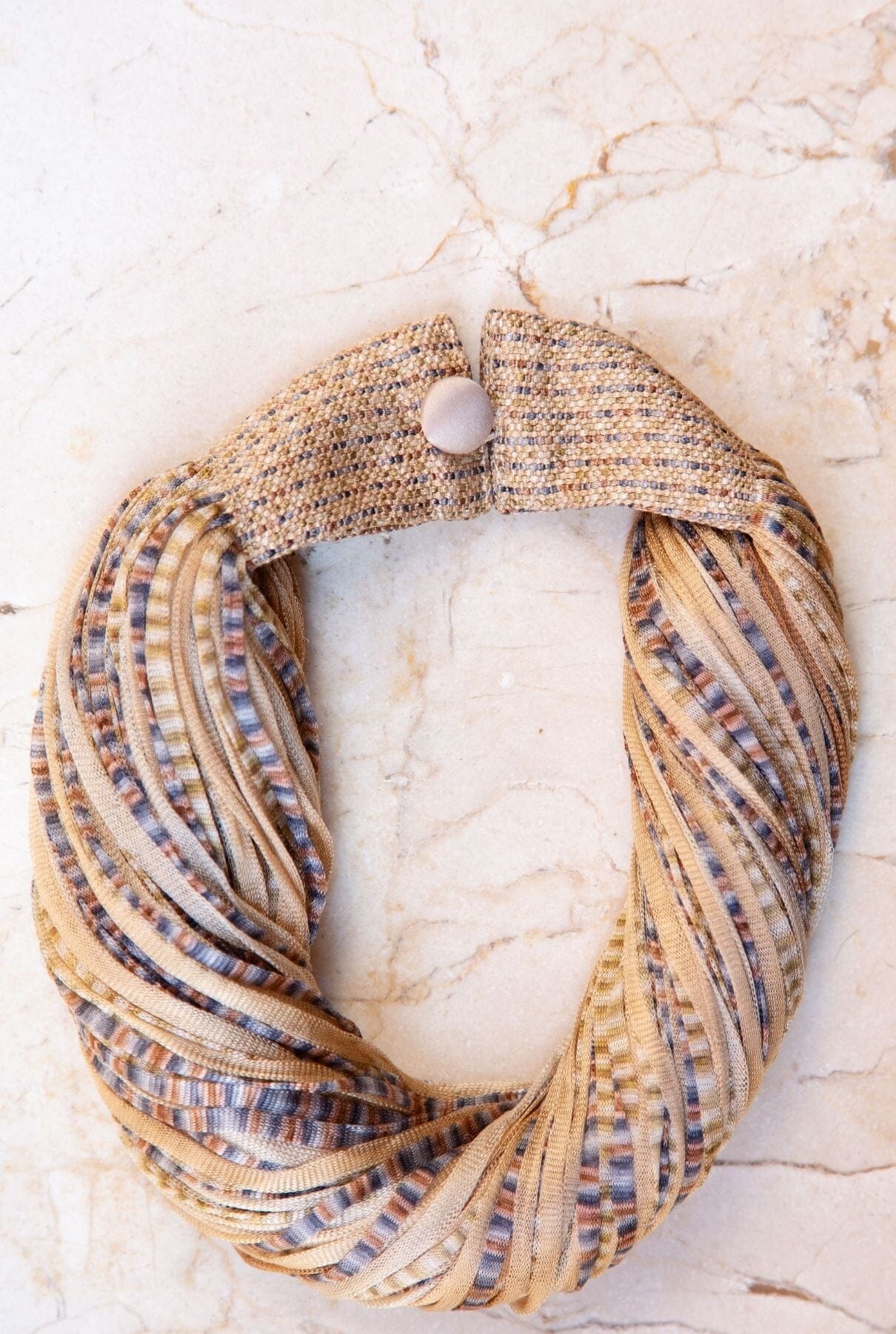 COLLAR SEDA BEIGE CAMEL JASP GRIS
