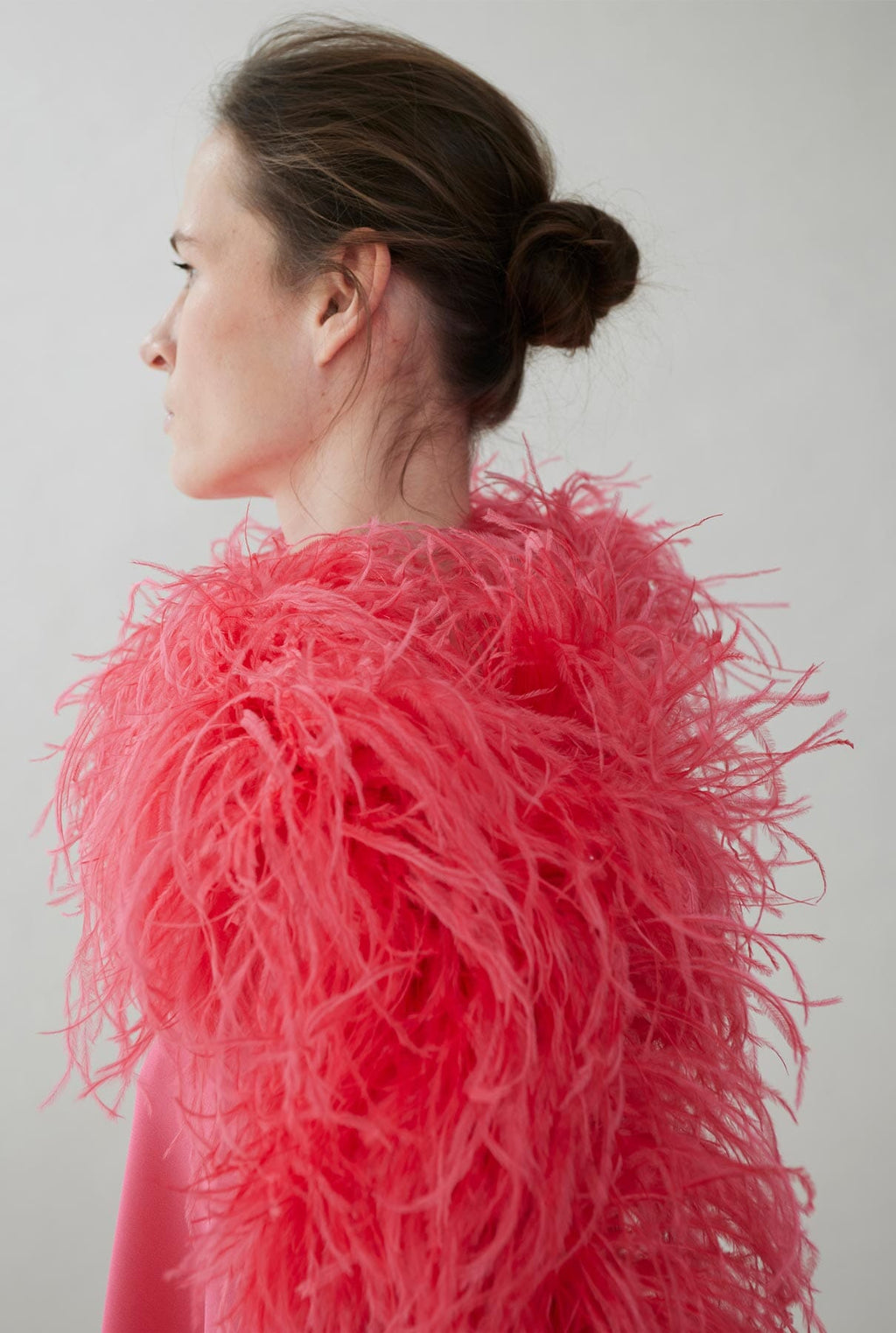 Crepe poncho with natural feathers