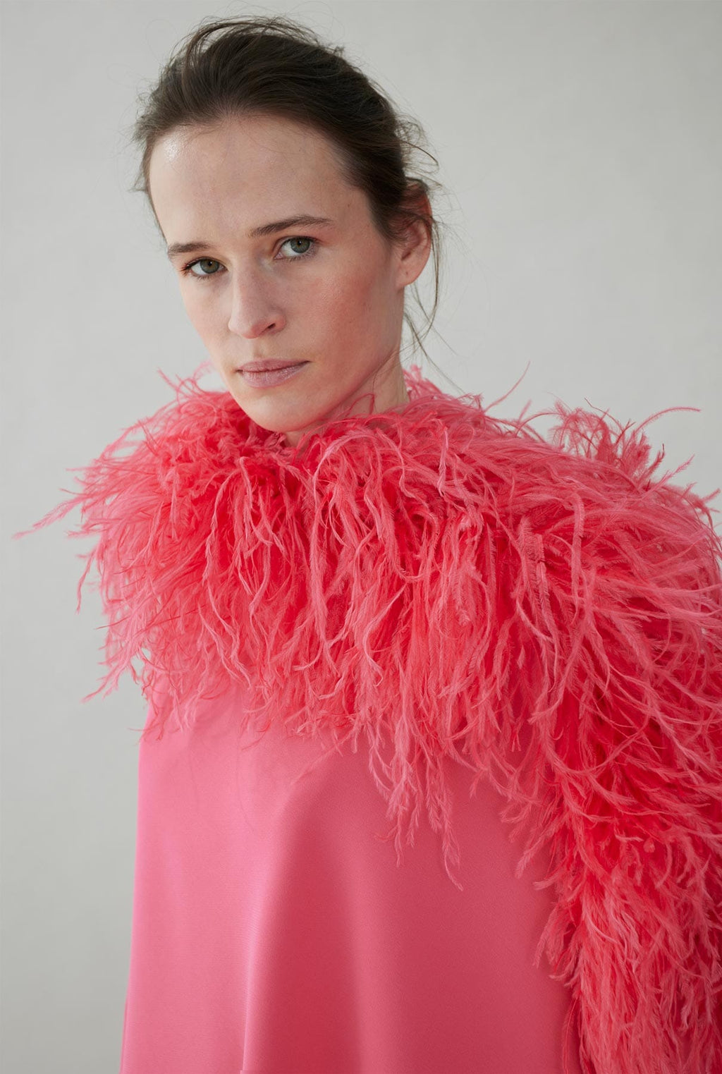 Crepe poncho with natural feathers