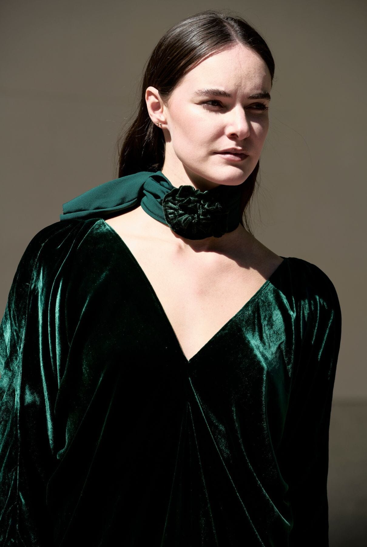 GARGANTILLA DE FLOR DE TERCIOPELO Y PAÑUELO ORGANZA CHIFFON VERDE