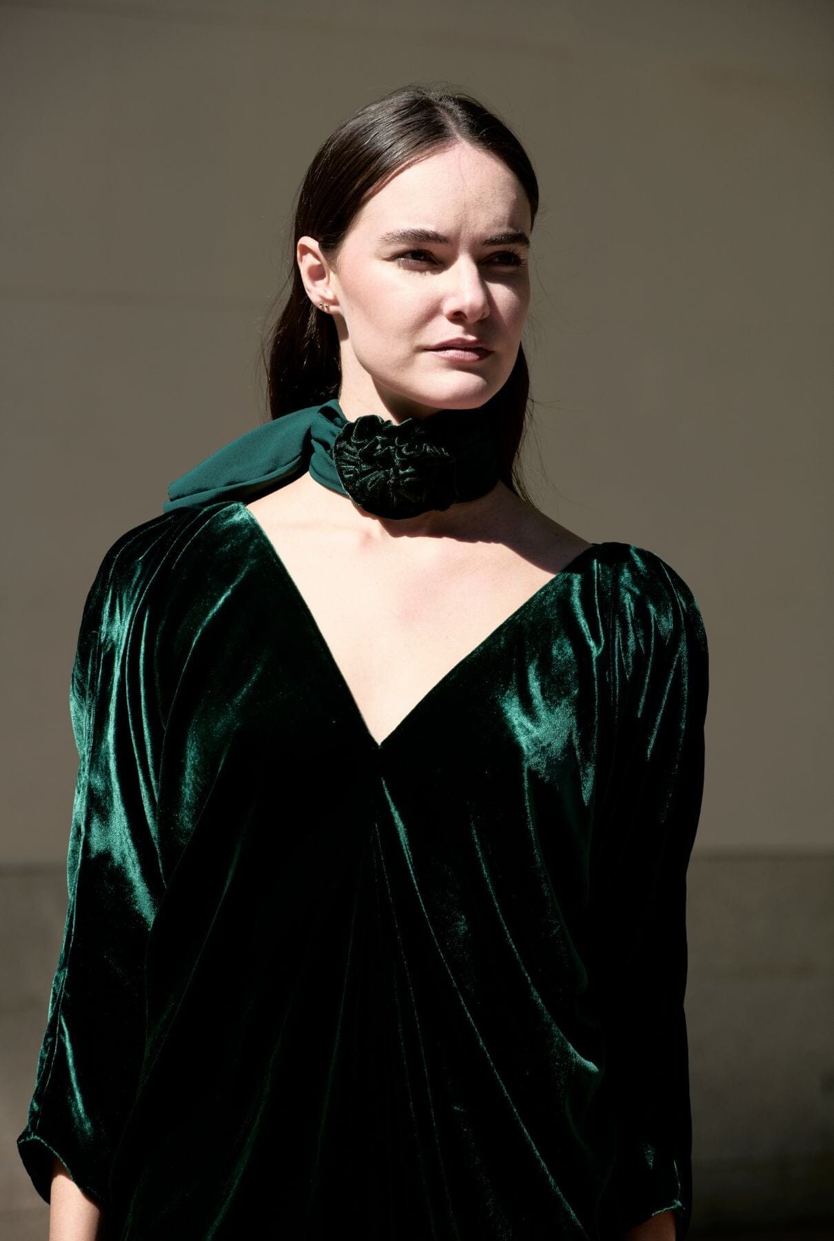 GARGANTILLA DE FLOR DE TERCIOPELO Y PAÑUELO ORGANZA CHIFFON VERDE