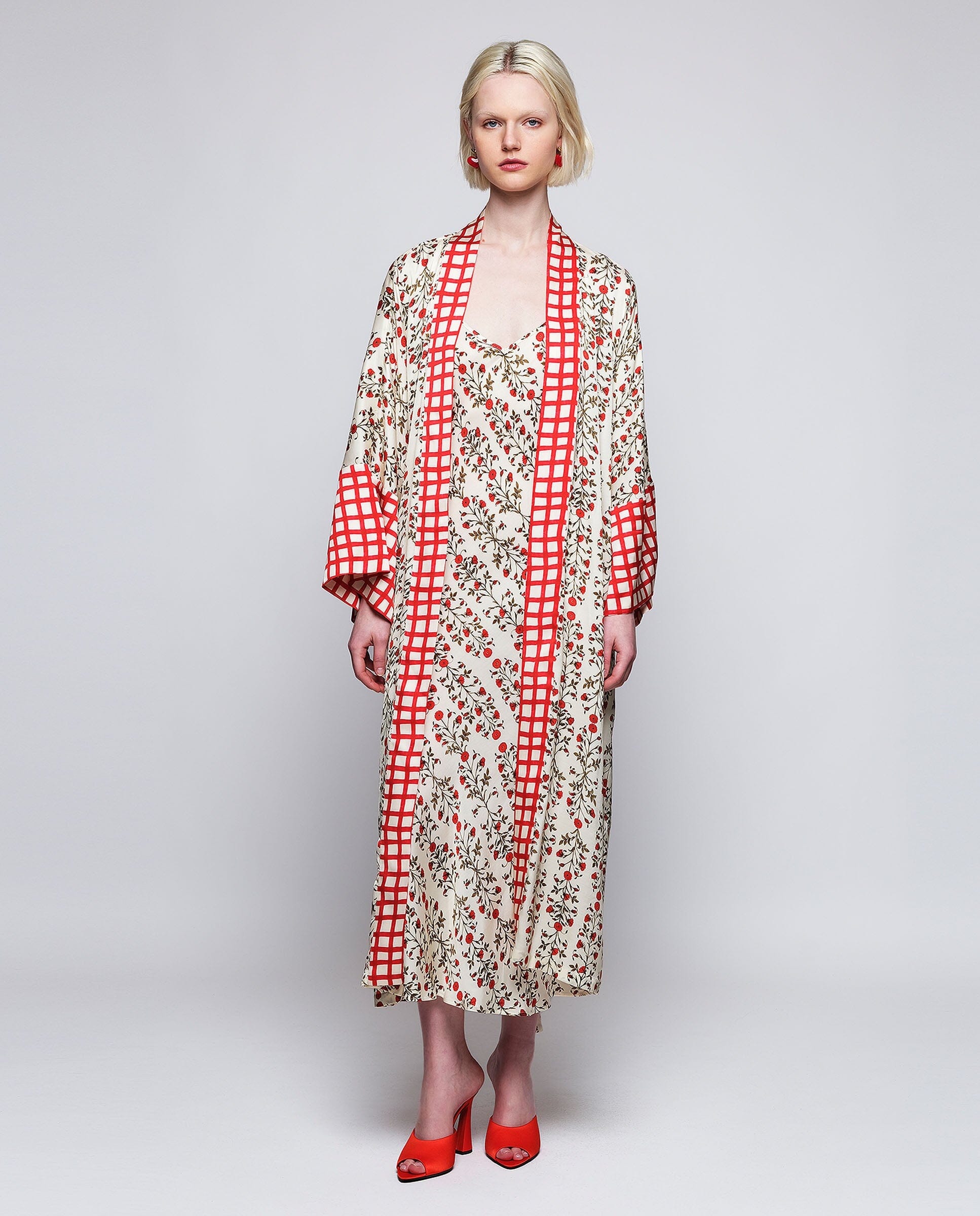 Kimono estampado floral rojo con aplique