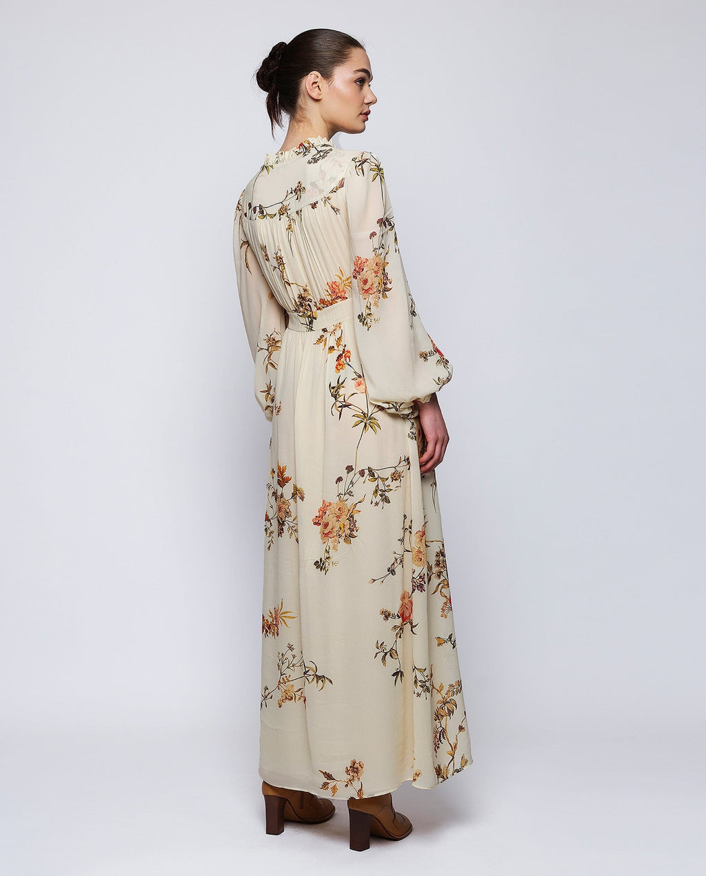 Vestido largo beige estampado floral de gasa