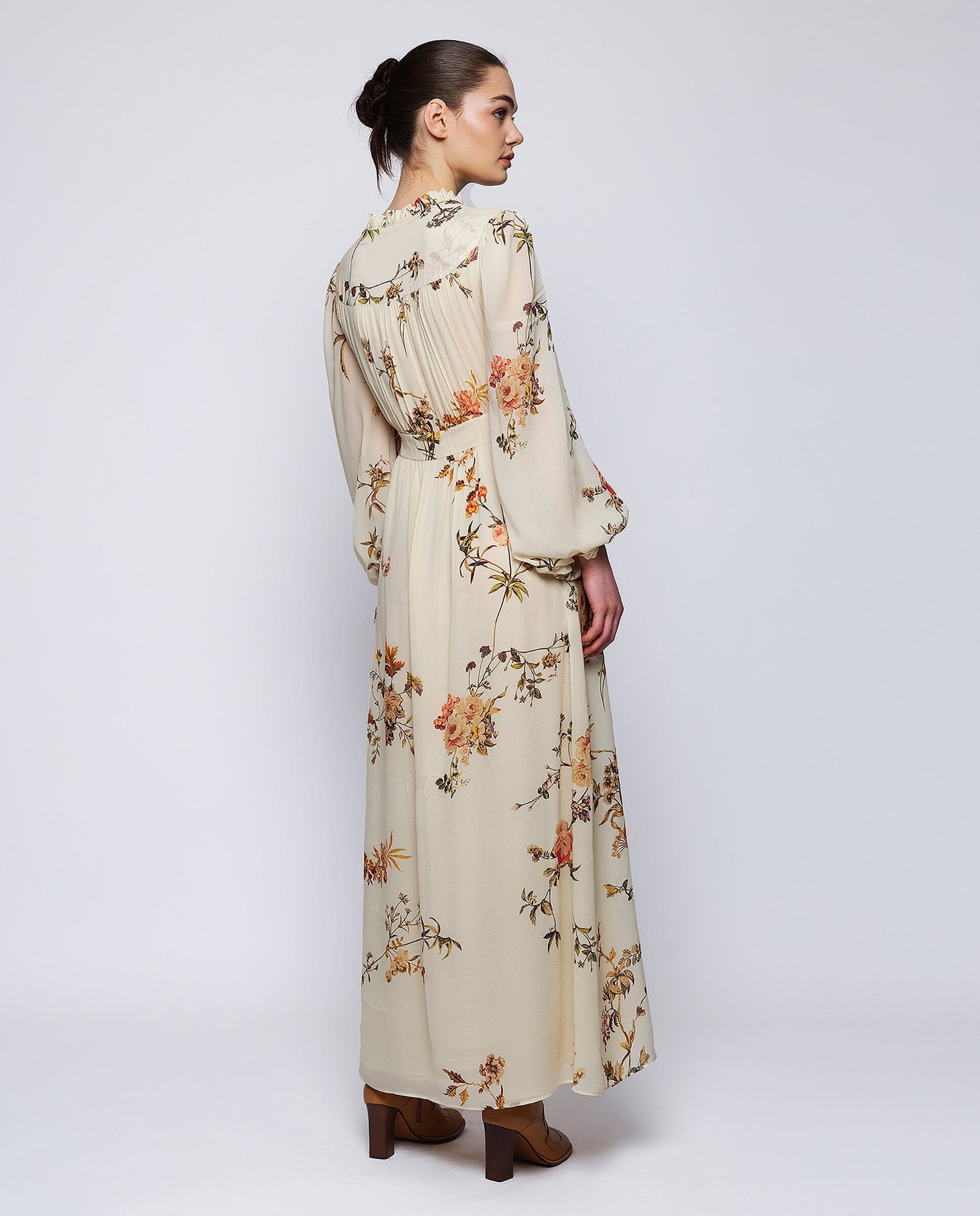 Vestido largo beige estampado floral de gasa