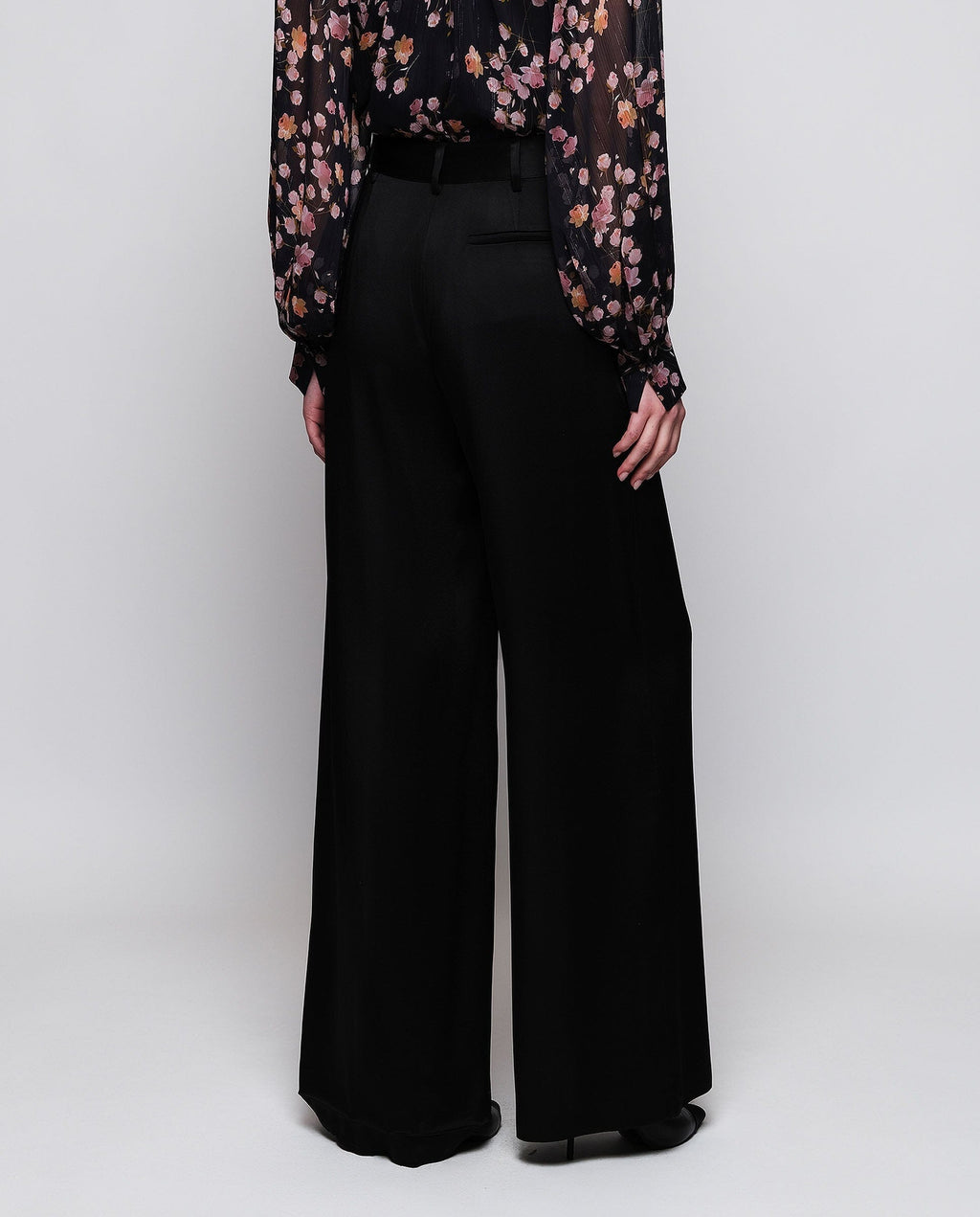 Pantalón de traje negro en satén