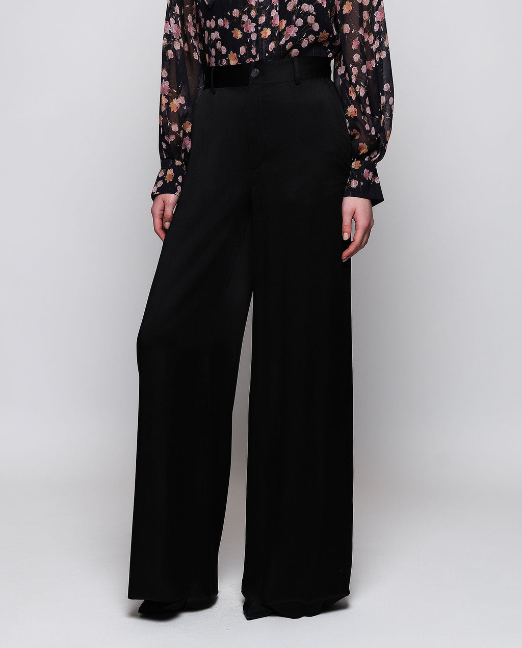 Pantalón de traje negro en satén