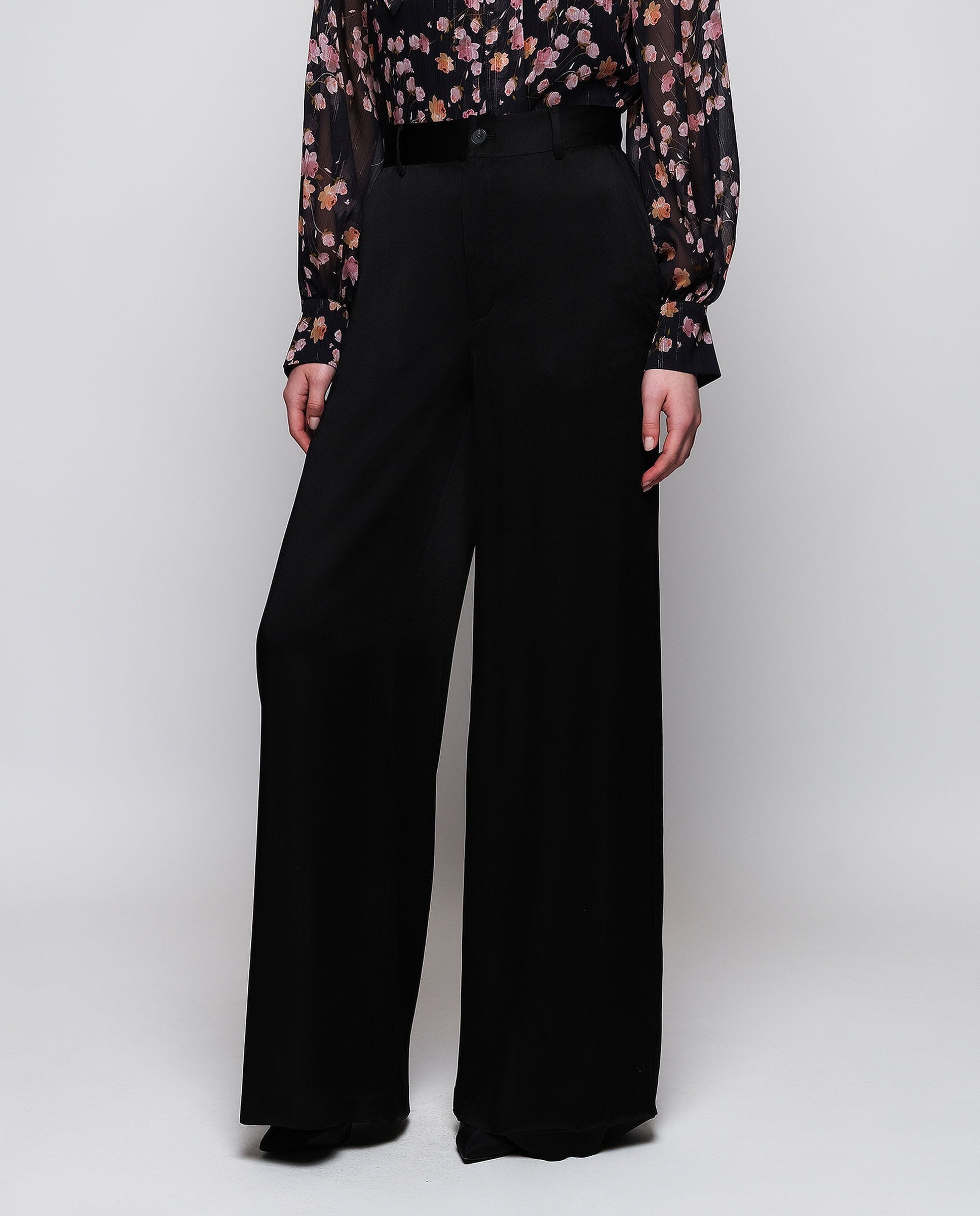 Pantalón de traje negro en satén