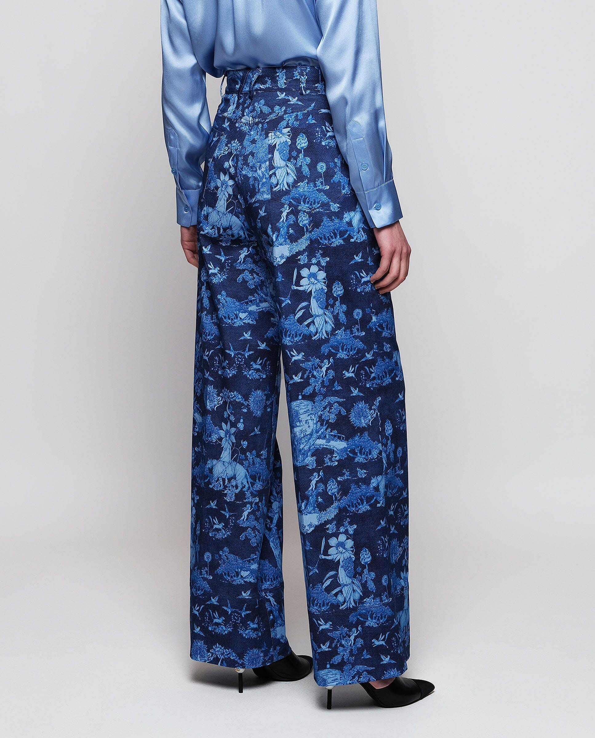 Pantalón denim estampado toile de jouy