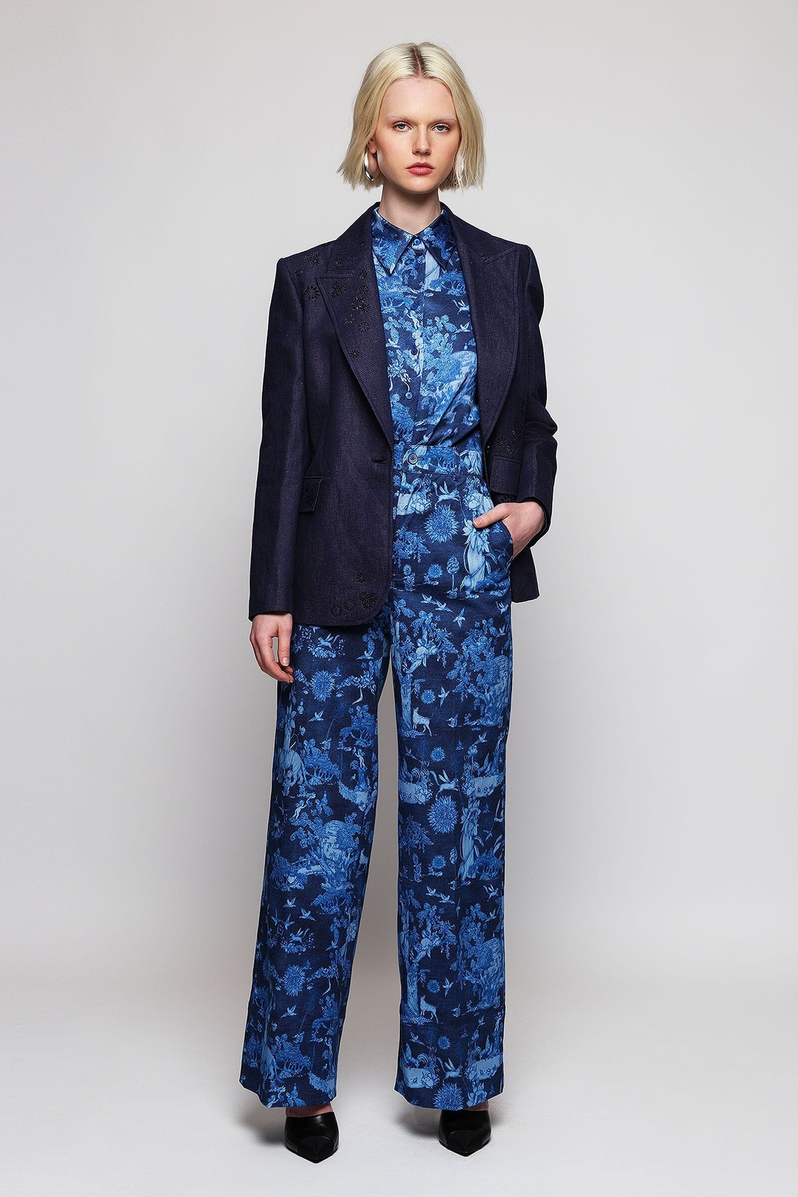 Pantalón denim estampado toile de jouy