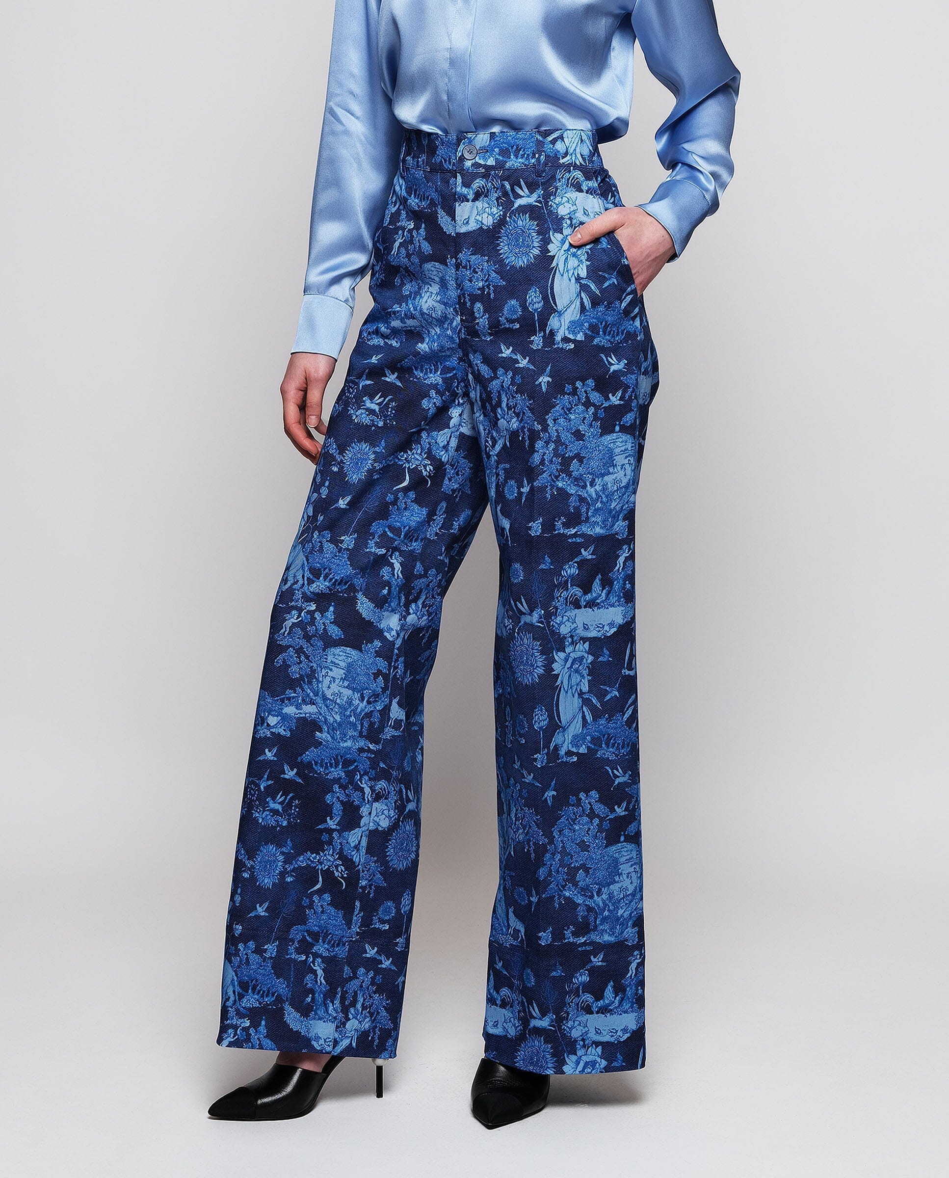 Pantalón denim estampado toile de jouy