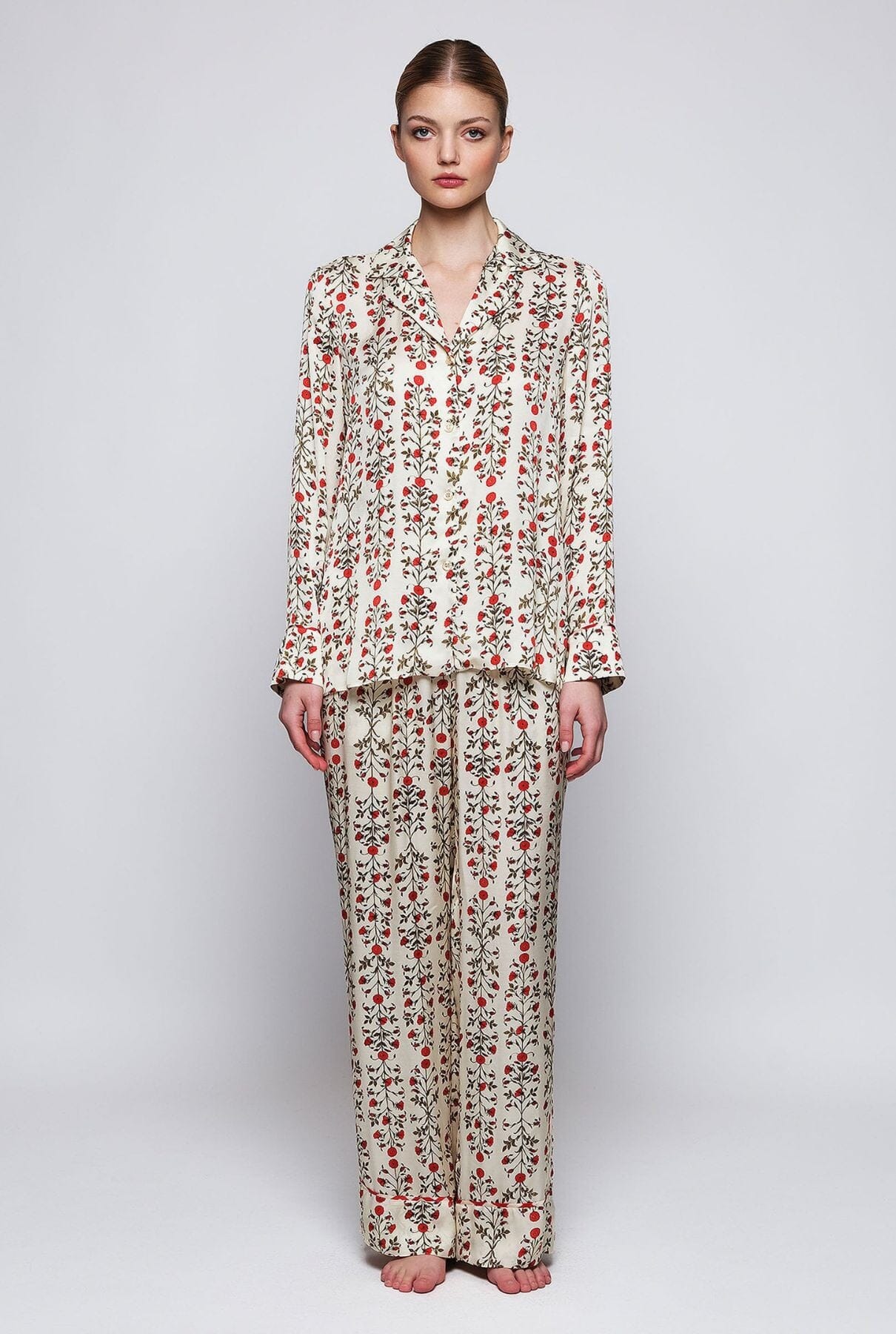 Pijama beige estampado floral rojo