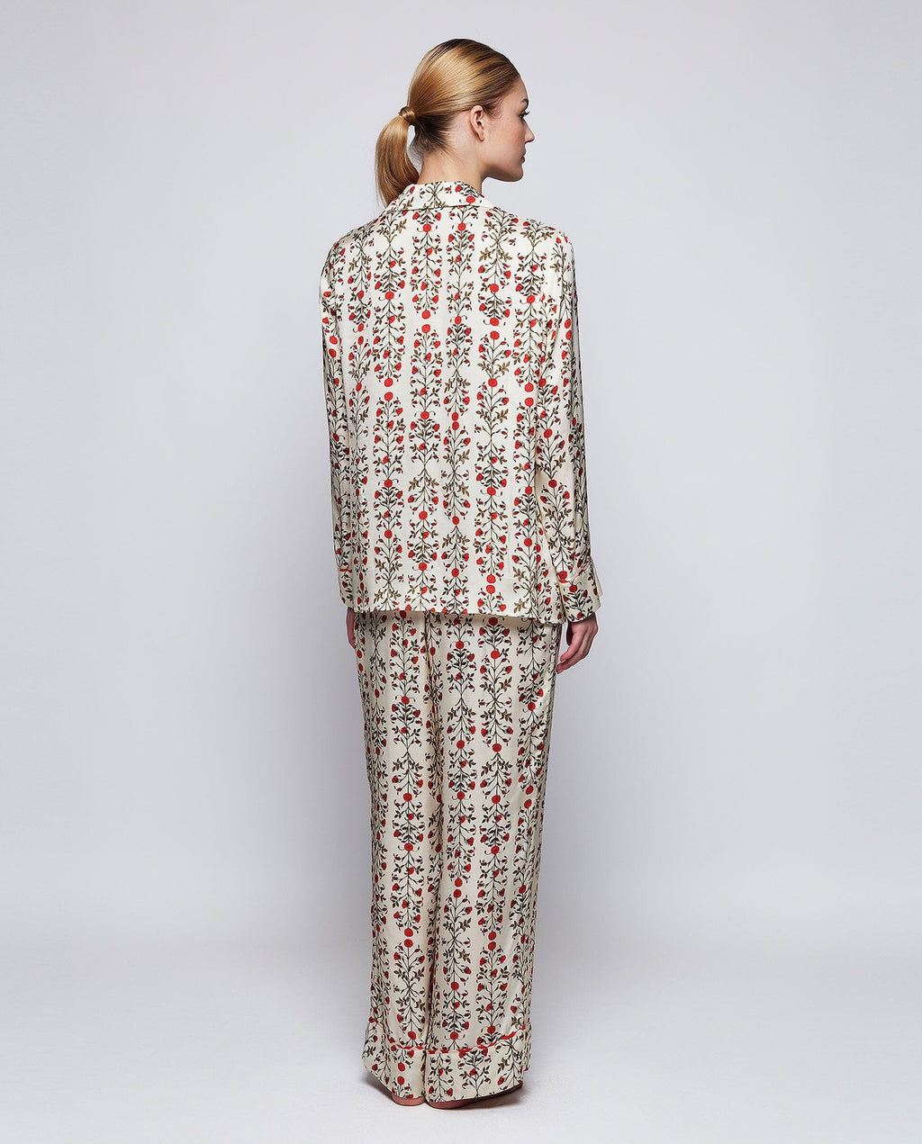 Pijama beige estampado floral rojo