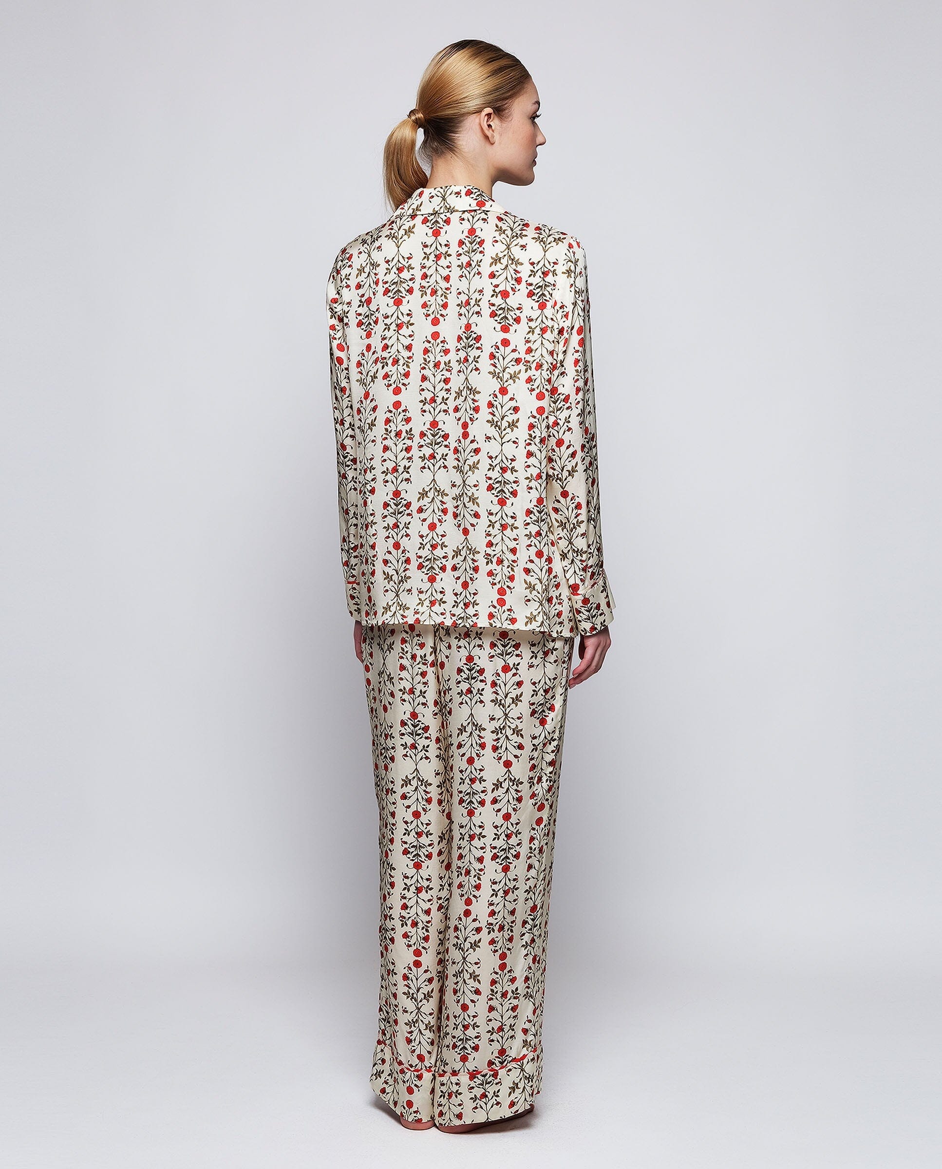 Pijama beige estampado floral rojo