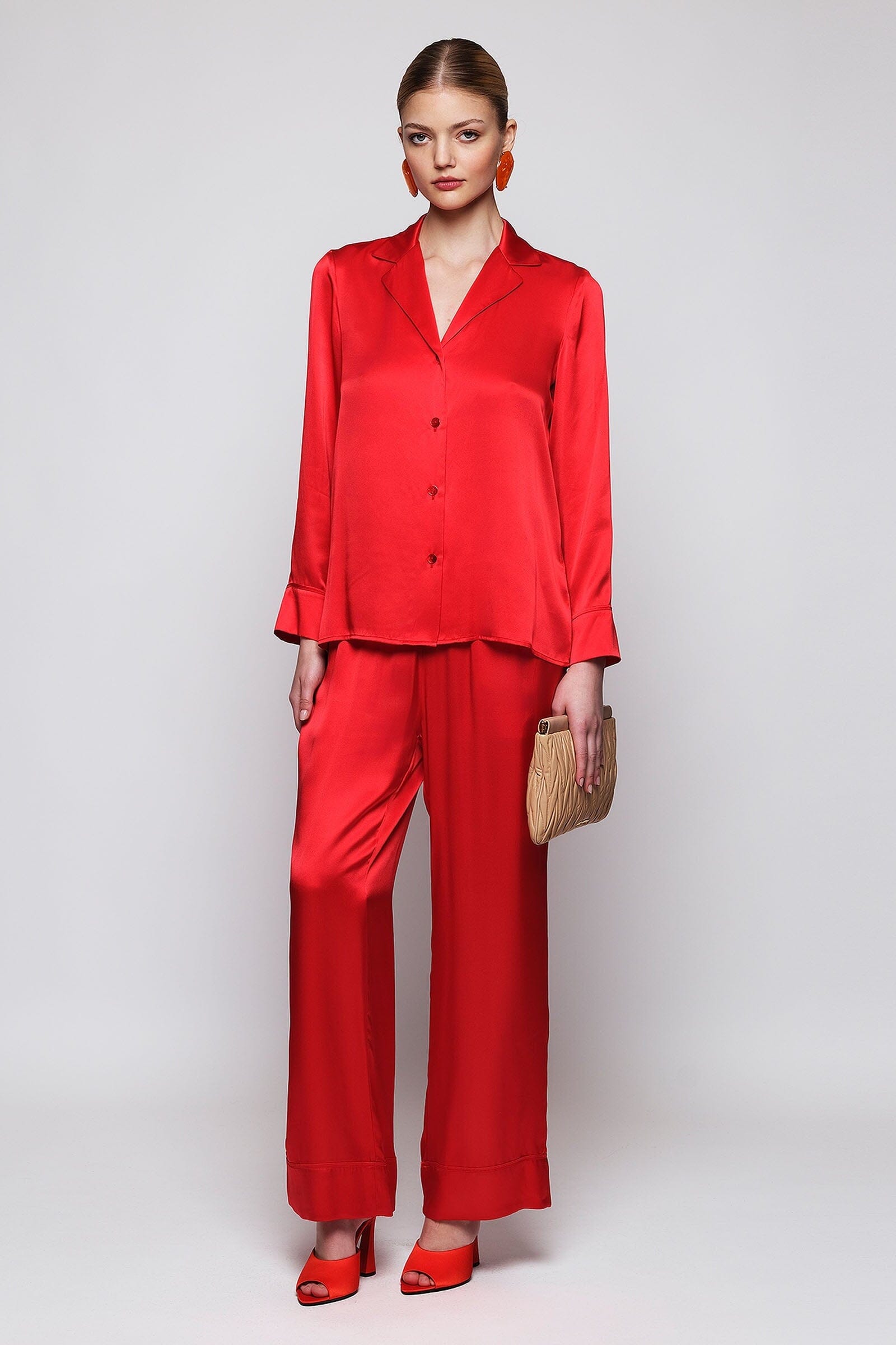 Pijama rojo de seda