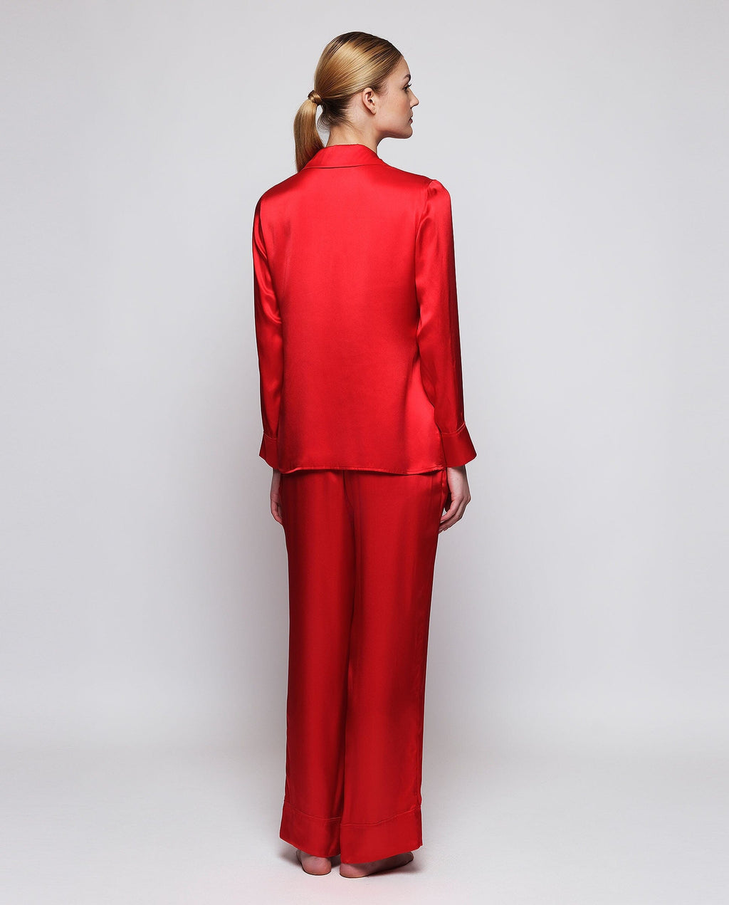 Pijama rojo de seda