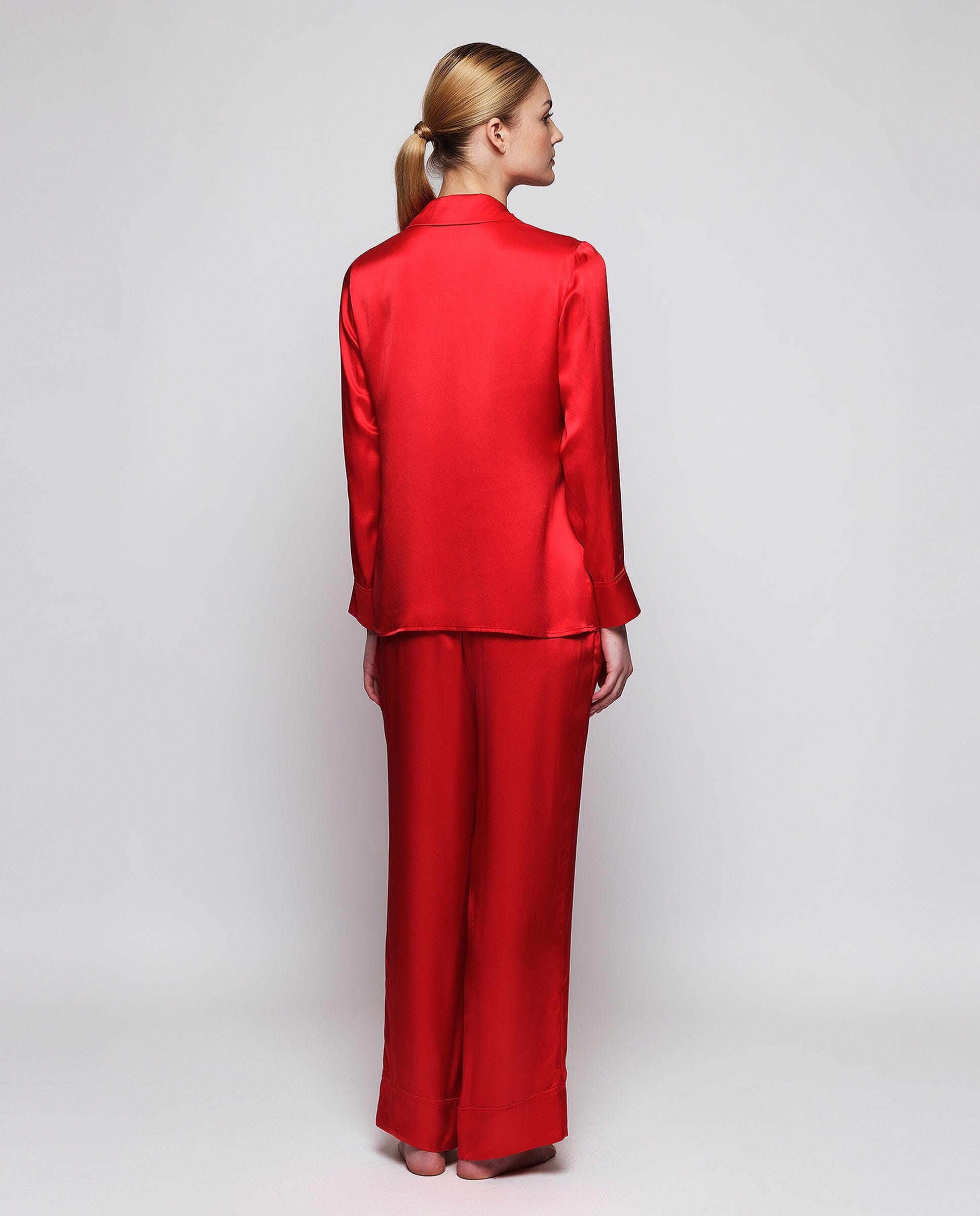 Pijama rojo de seda