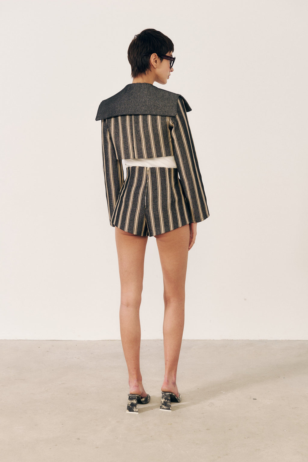 Short estructurado rayas negras