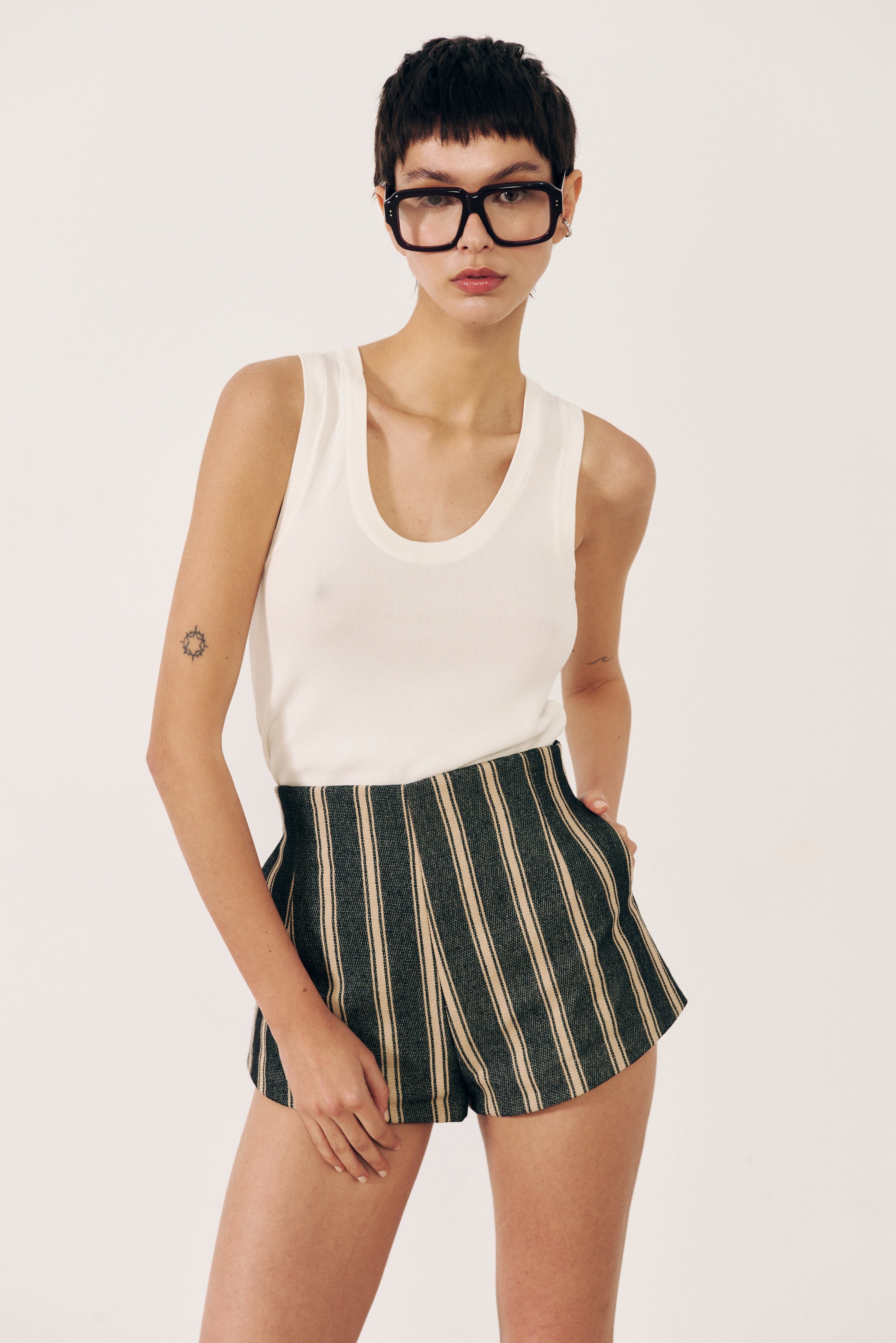 Short estructurado rayas negras