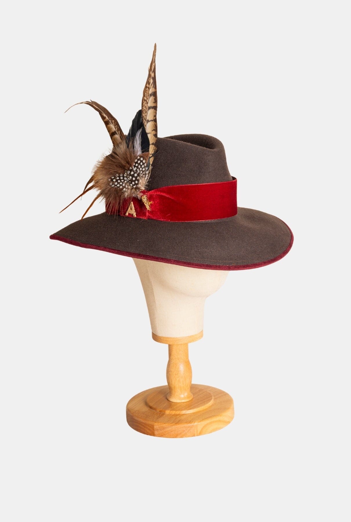 Sombrero Ala 9 topo terciopleo burdeos- Plumas XXL