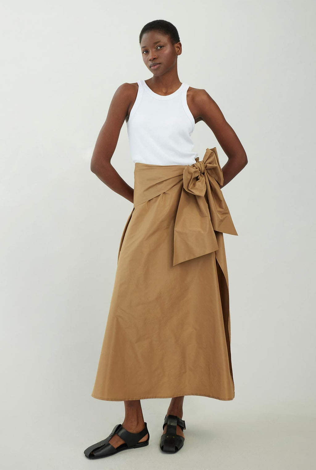 Taffeta skirt with side slit and bow