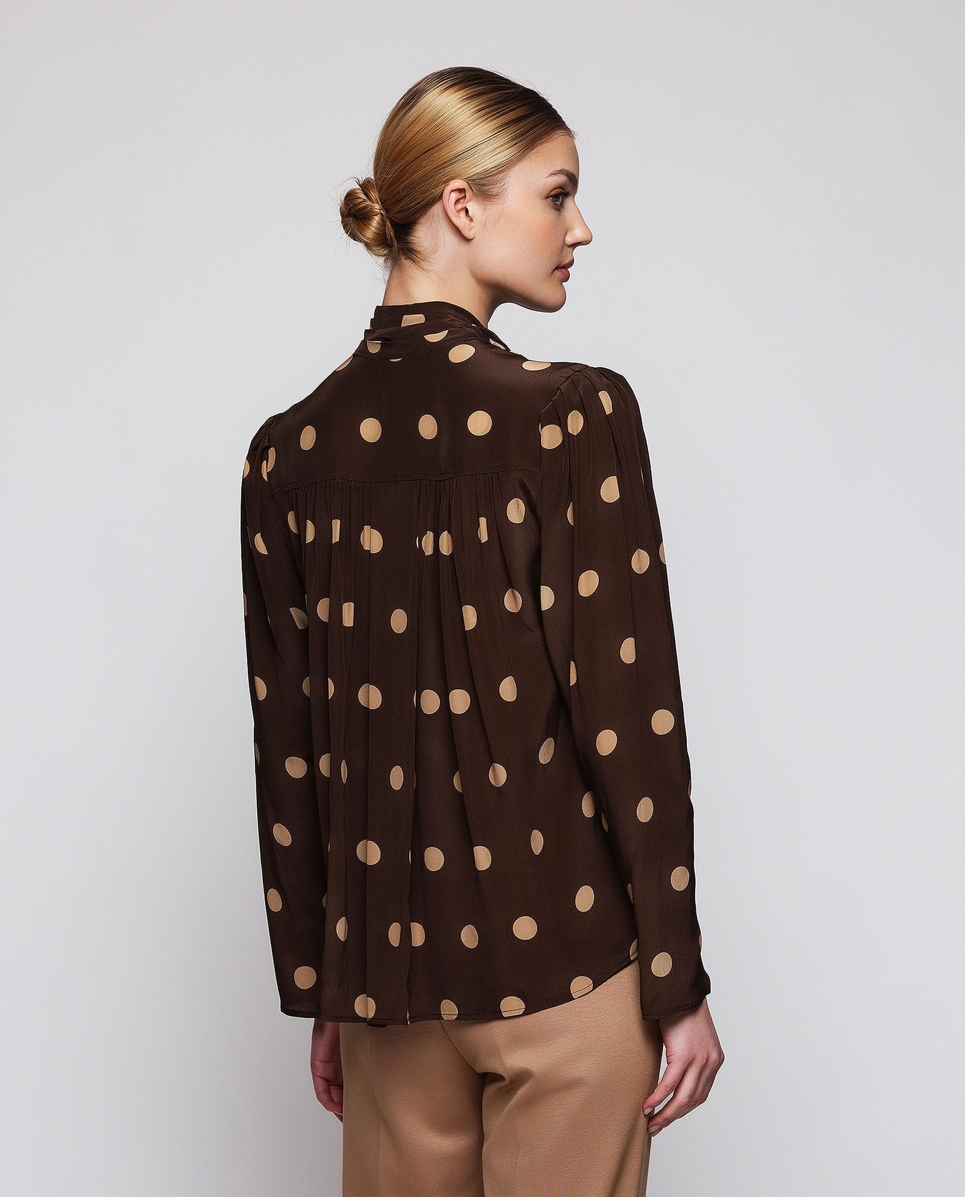 Top marrón estampado lunares beige