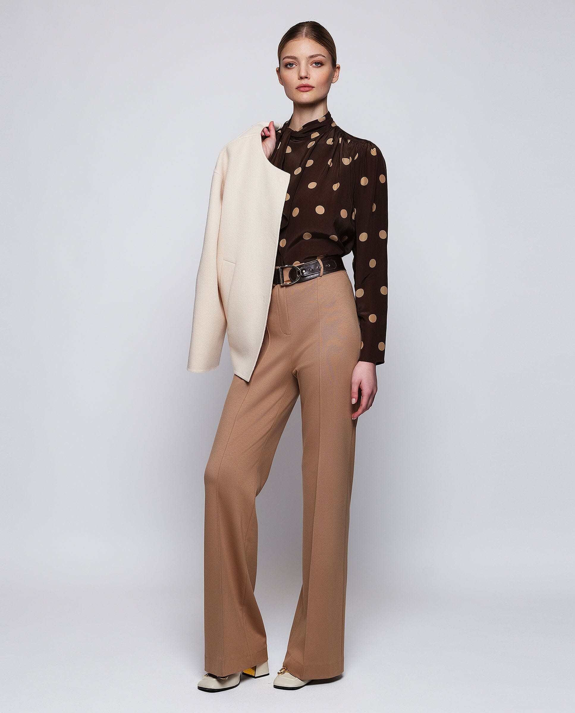 Top marrón estampado lunares beige