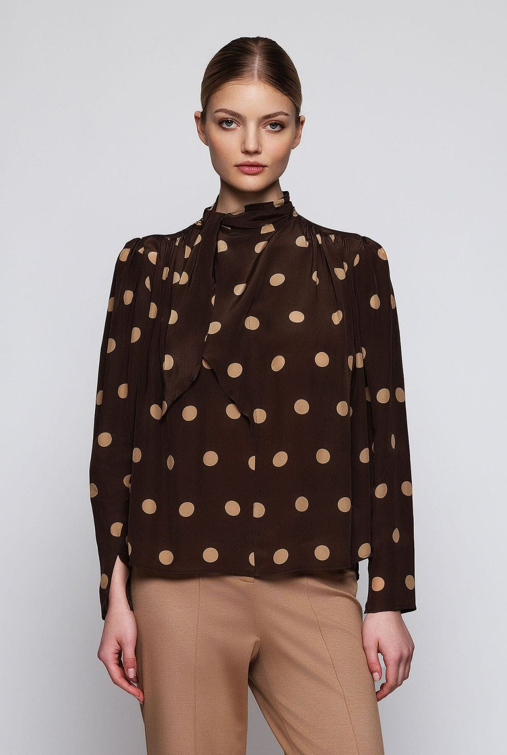 Top marrón estampado lunares beige