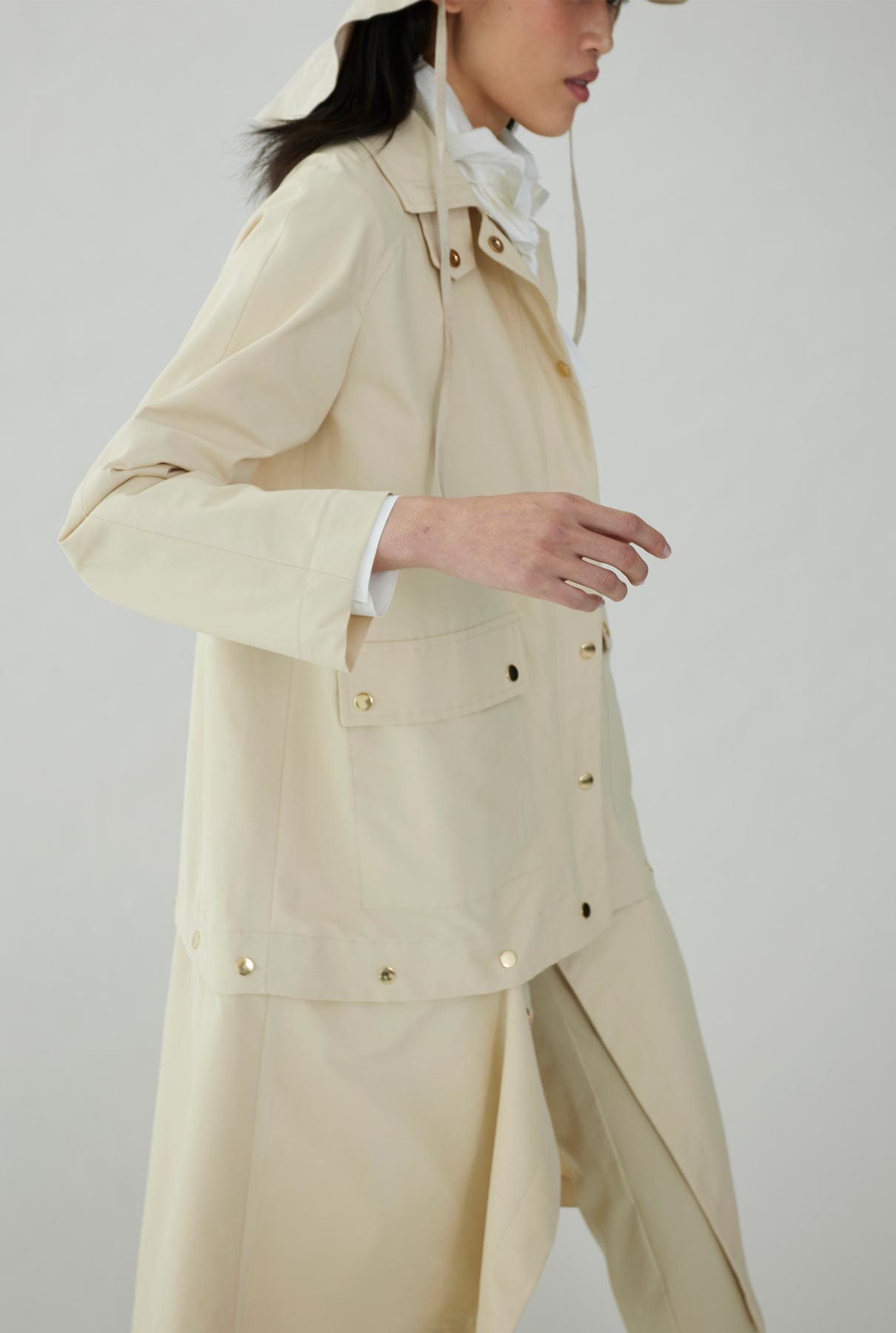 Trench coat with magnets for shortening