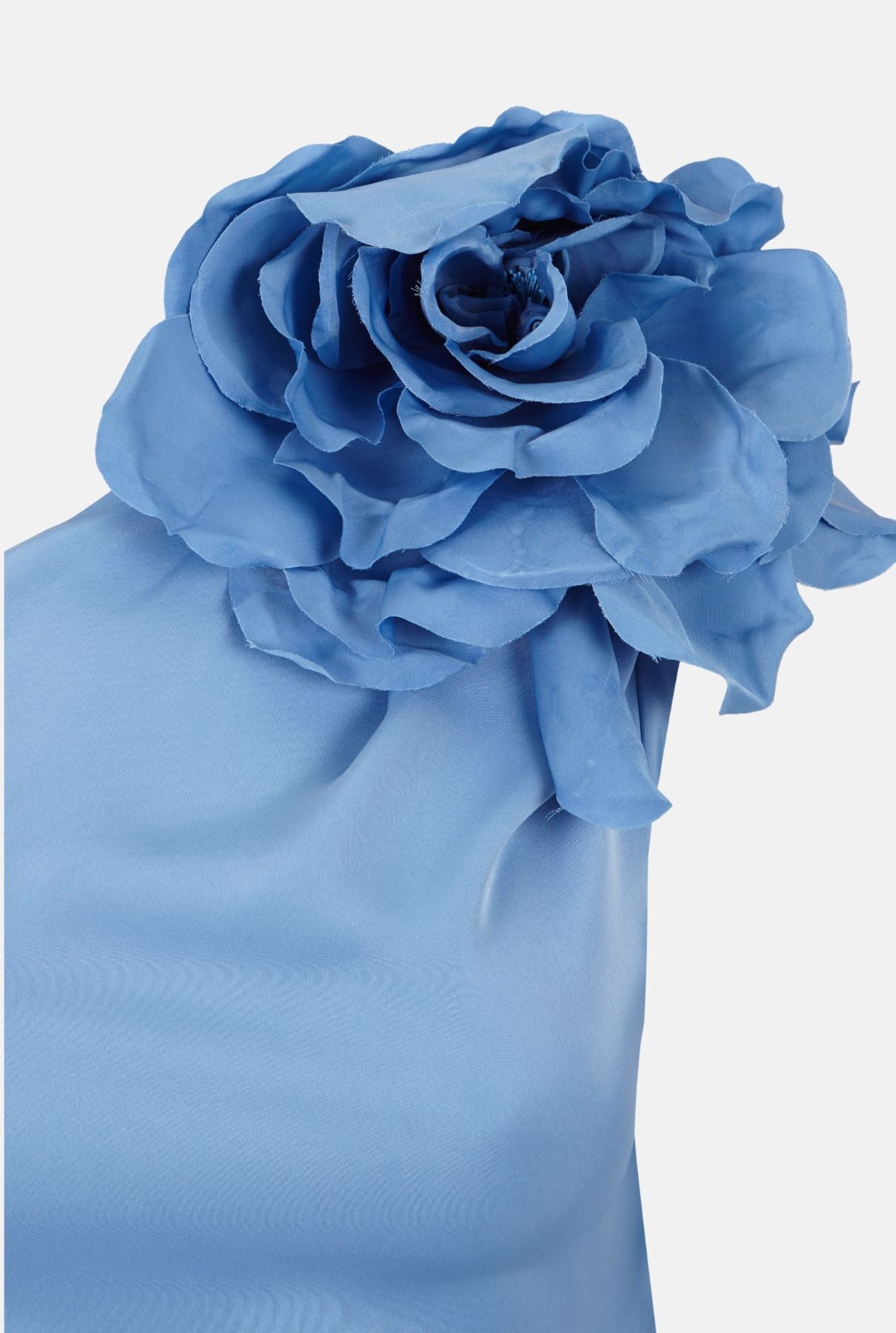 VESTIDO ASIMETRICO CORTO CON FLOR ARTESANAL