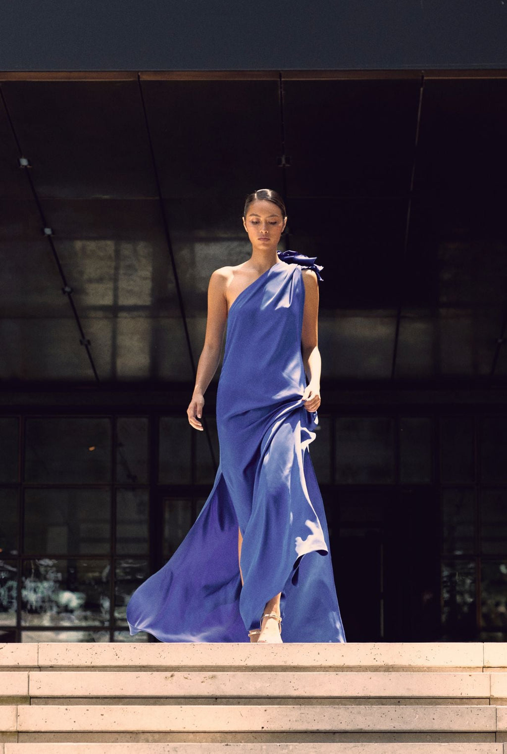VESTIDO ASIMETRICO LARGO CON FLOR ARTESANAL