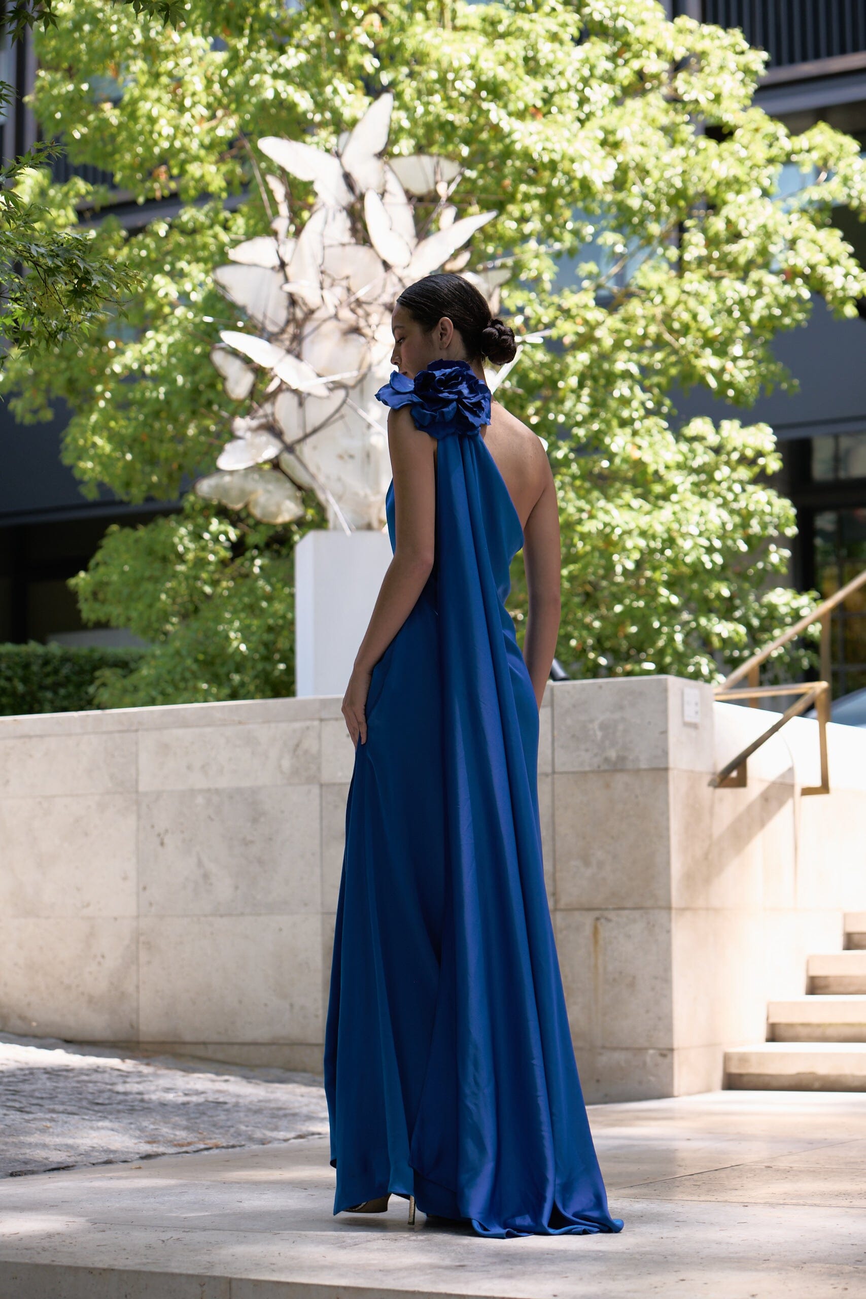 VESTIDO ASIMETRICO LARGO CON FLOR ARTESANAL