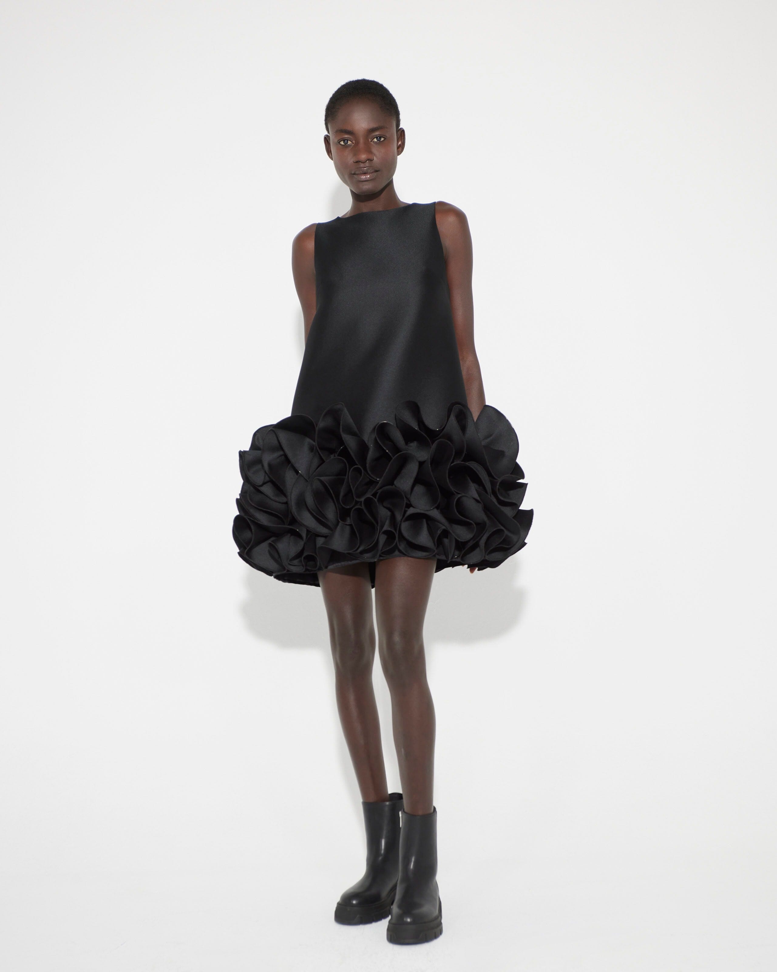 Vestido corto con volantes