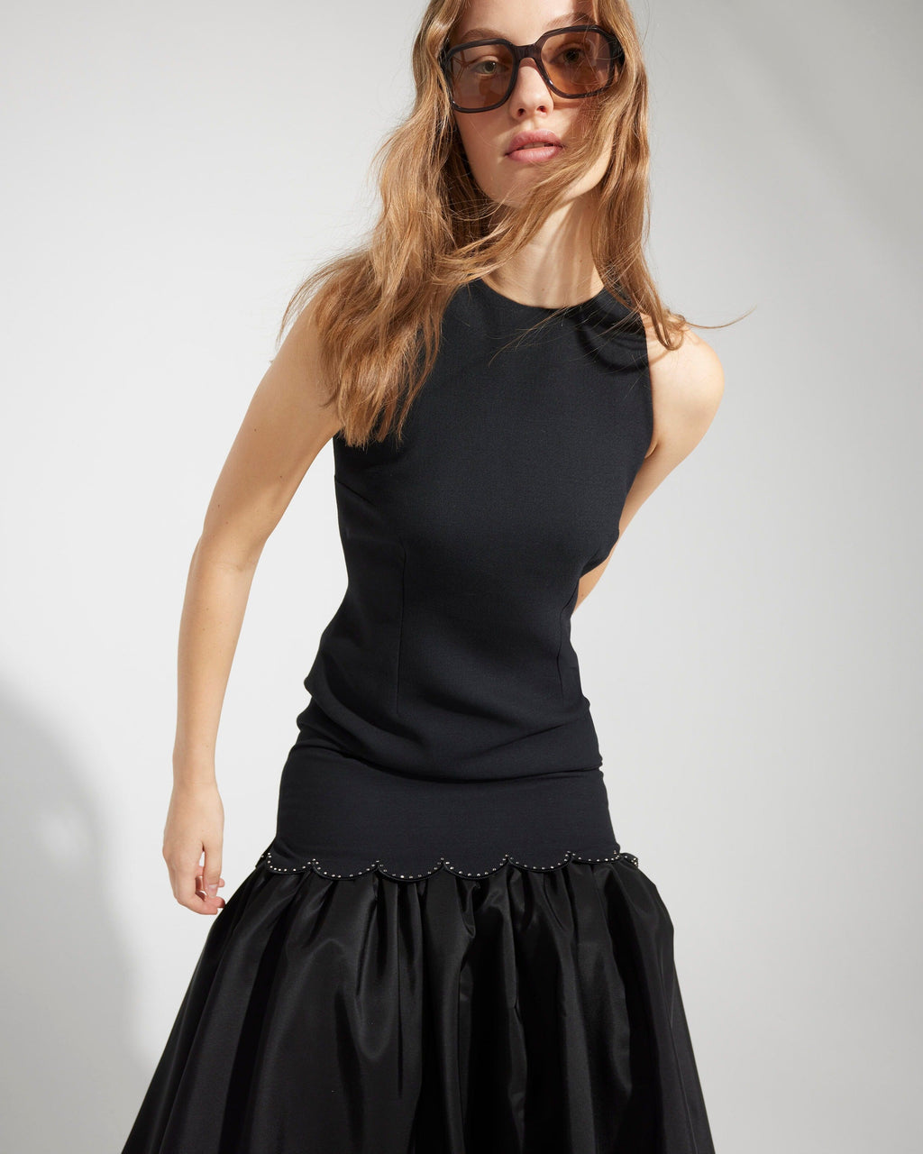 Vestido de crep negro con volante