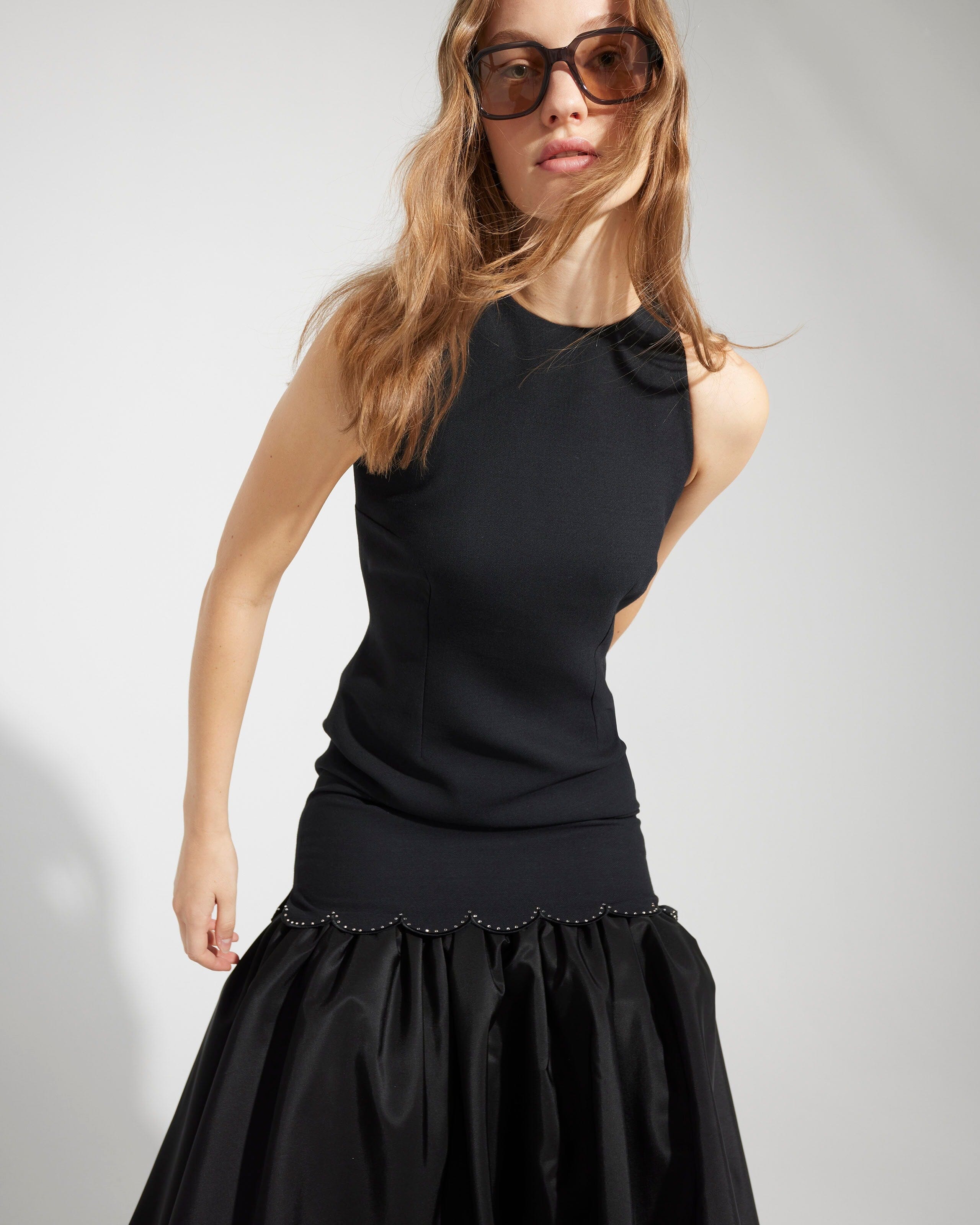 Vestido de crep negro con volante