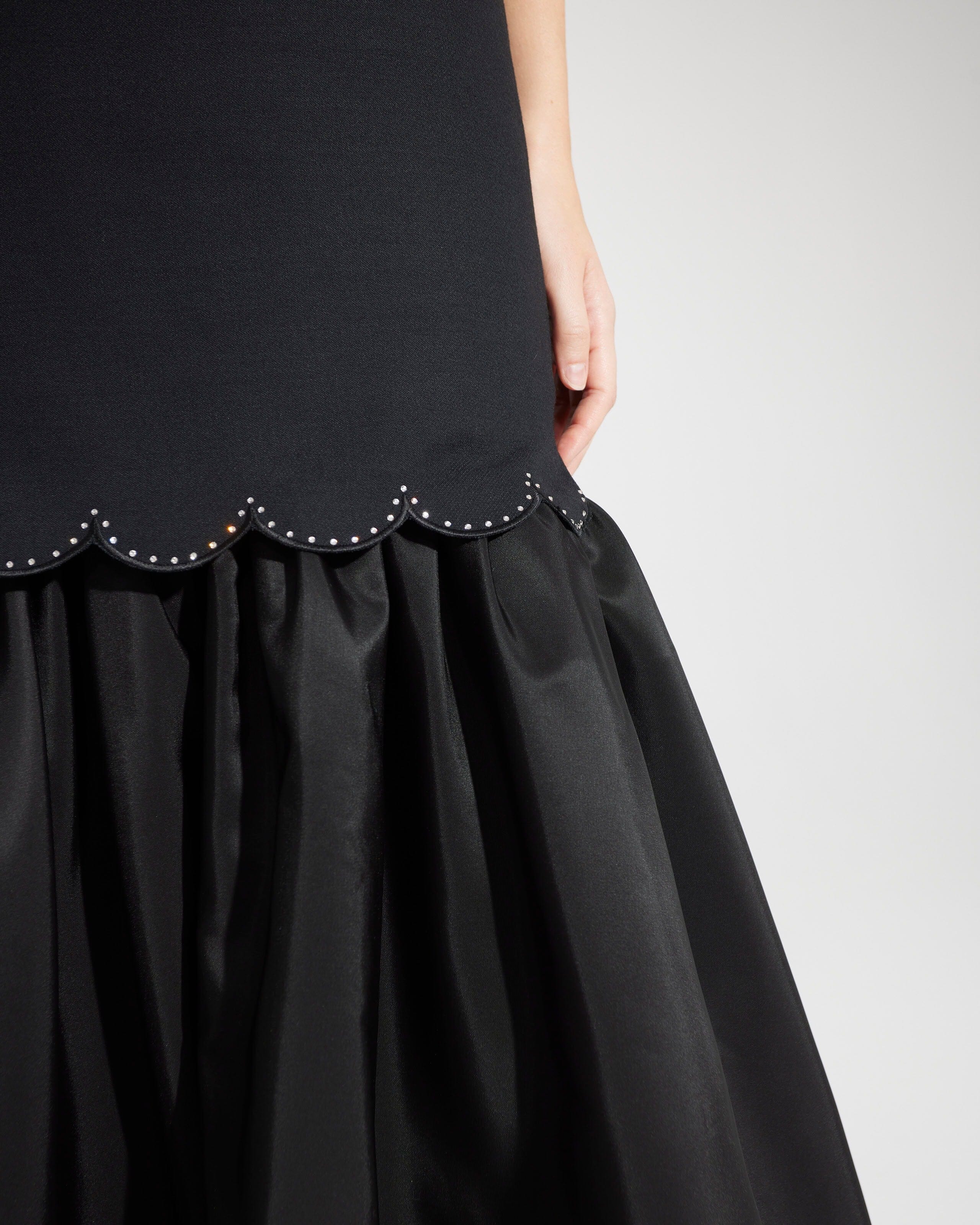 Vestido de crep negro con volante