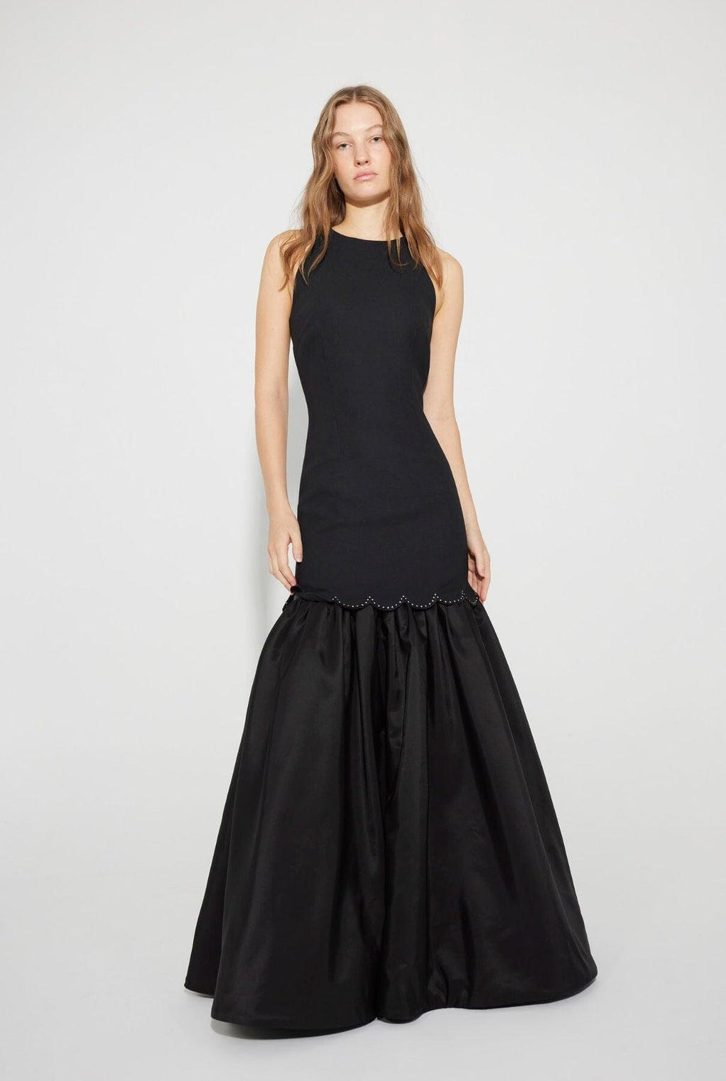Vestido de crep negro con volante