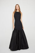 Vestido de crep negro con volante