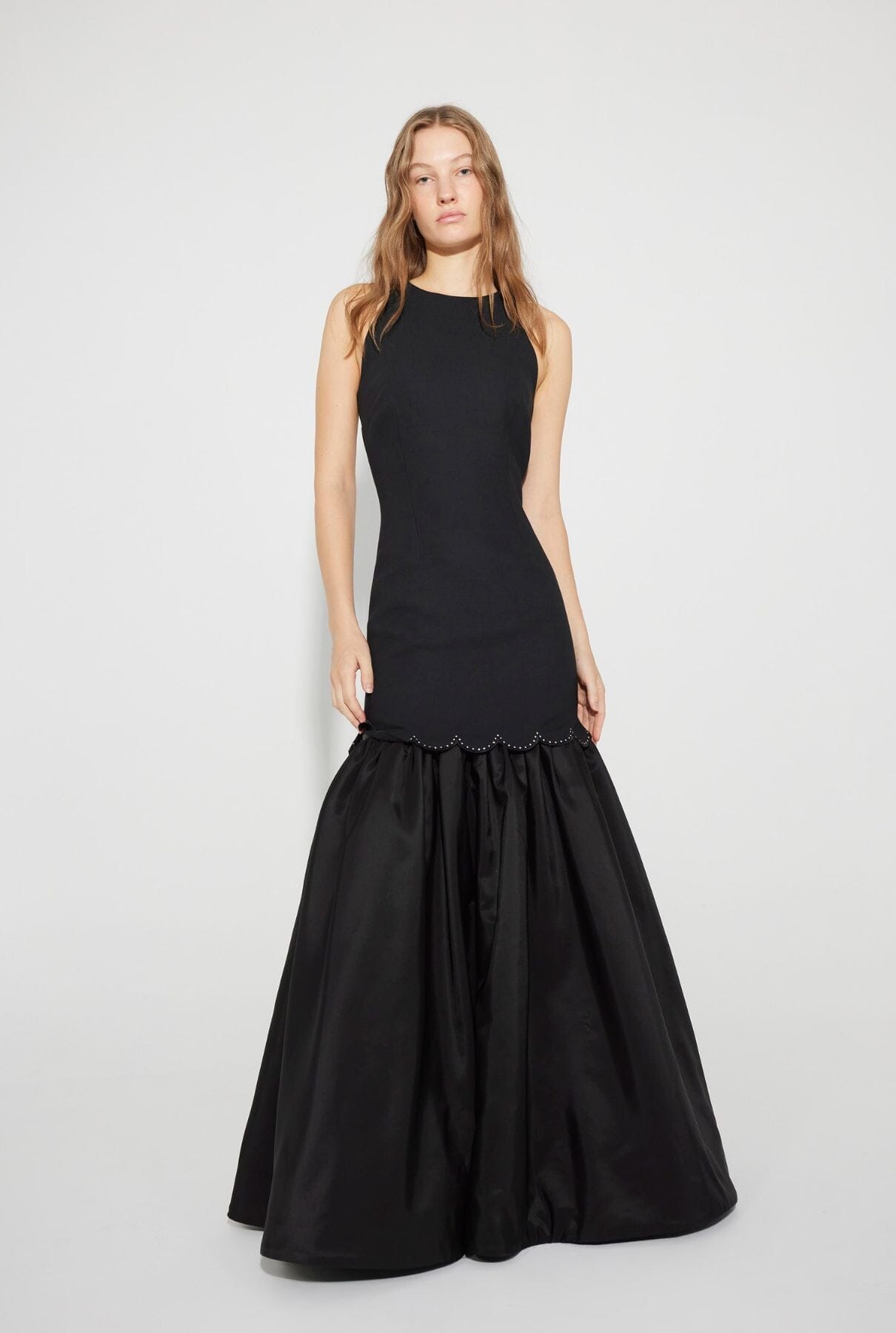 Vestido de crep negro con volante