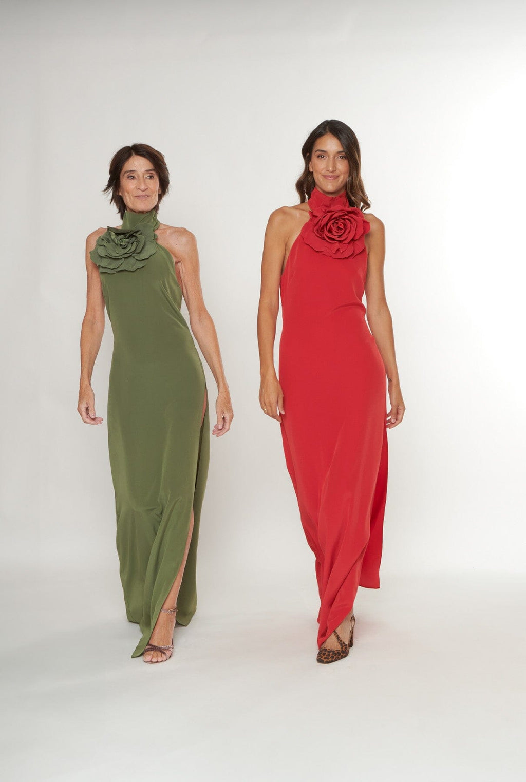 Vestido halter con flor verde caqui