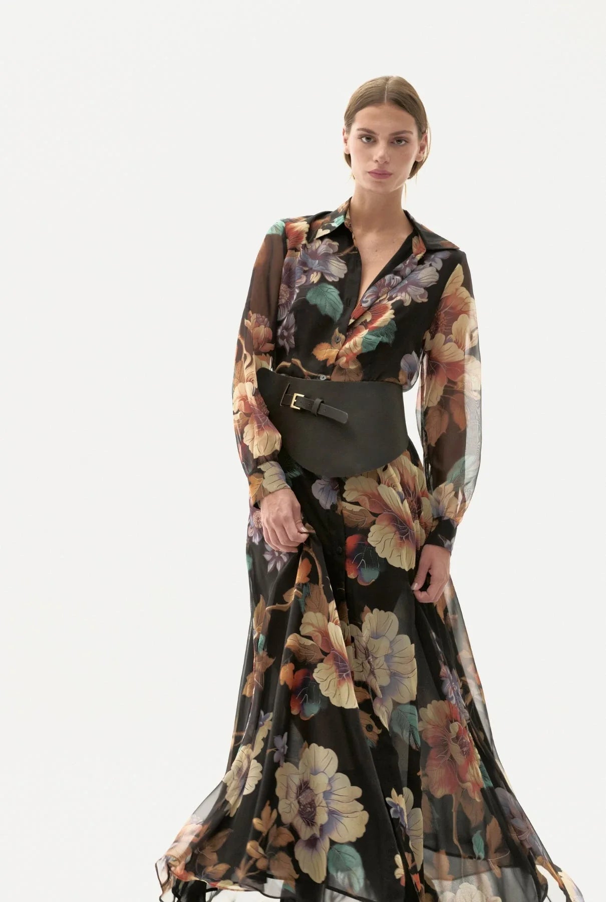 Vestido largo negro de gasa estampado floral