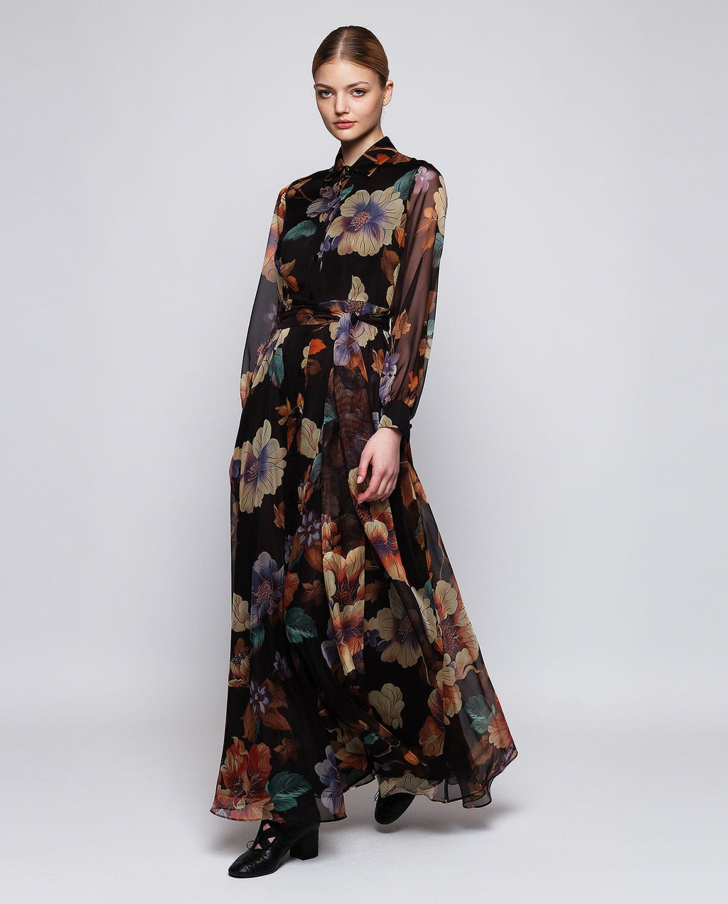 Vestido largo negro de gasa estampado floral